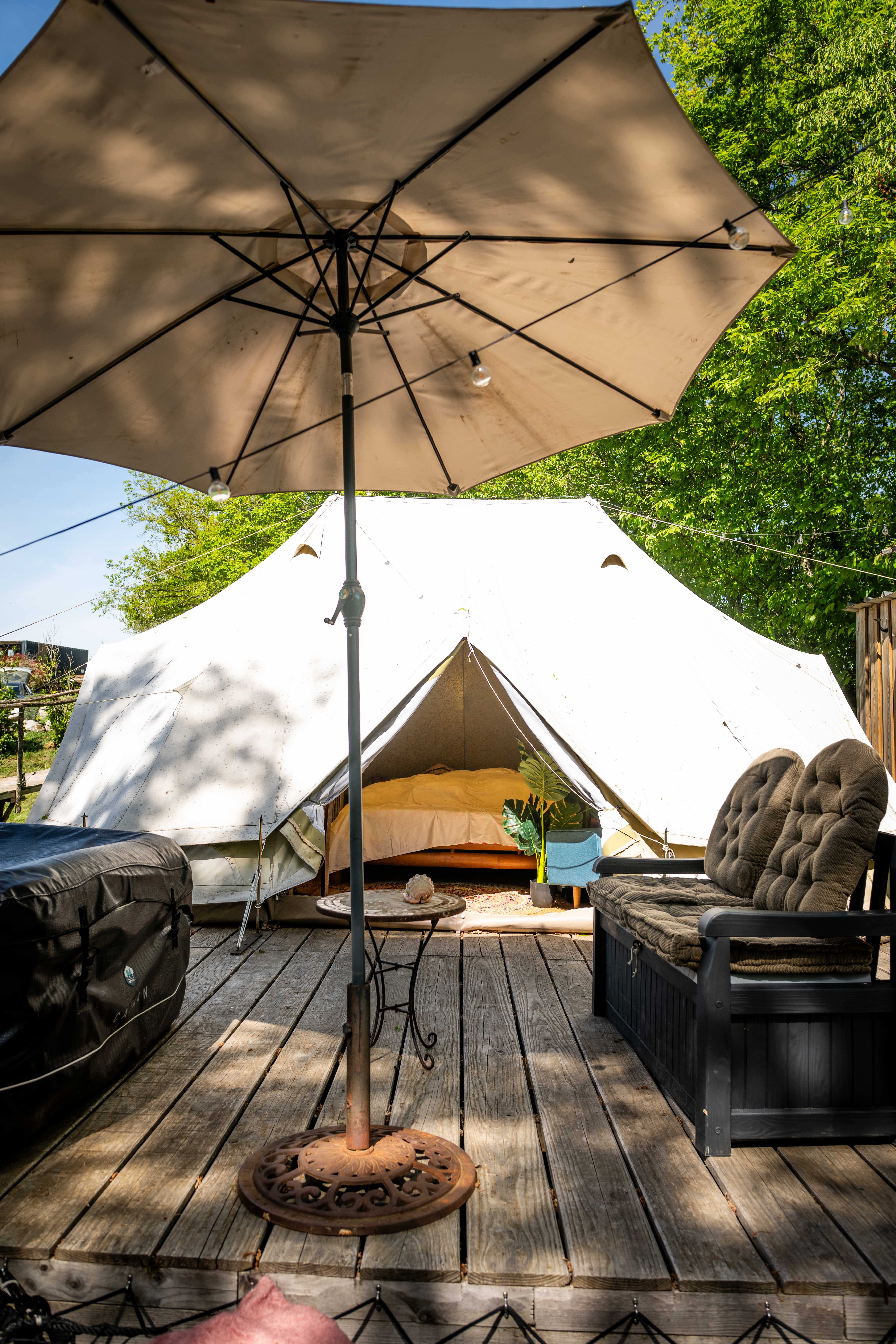 Tente M & Spa : une expérience unique en pleine nature à Saint Germain Des Champs — vue depuis la terrasse