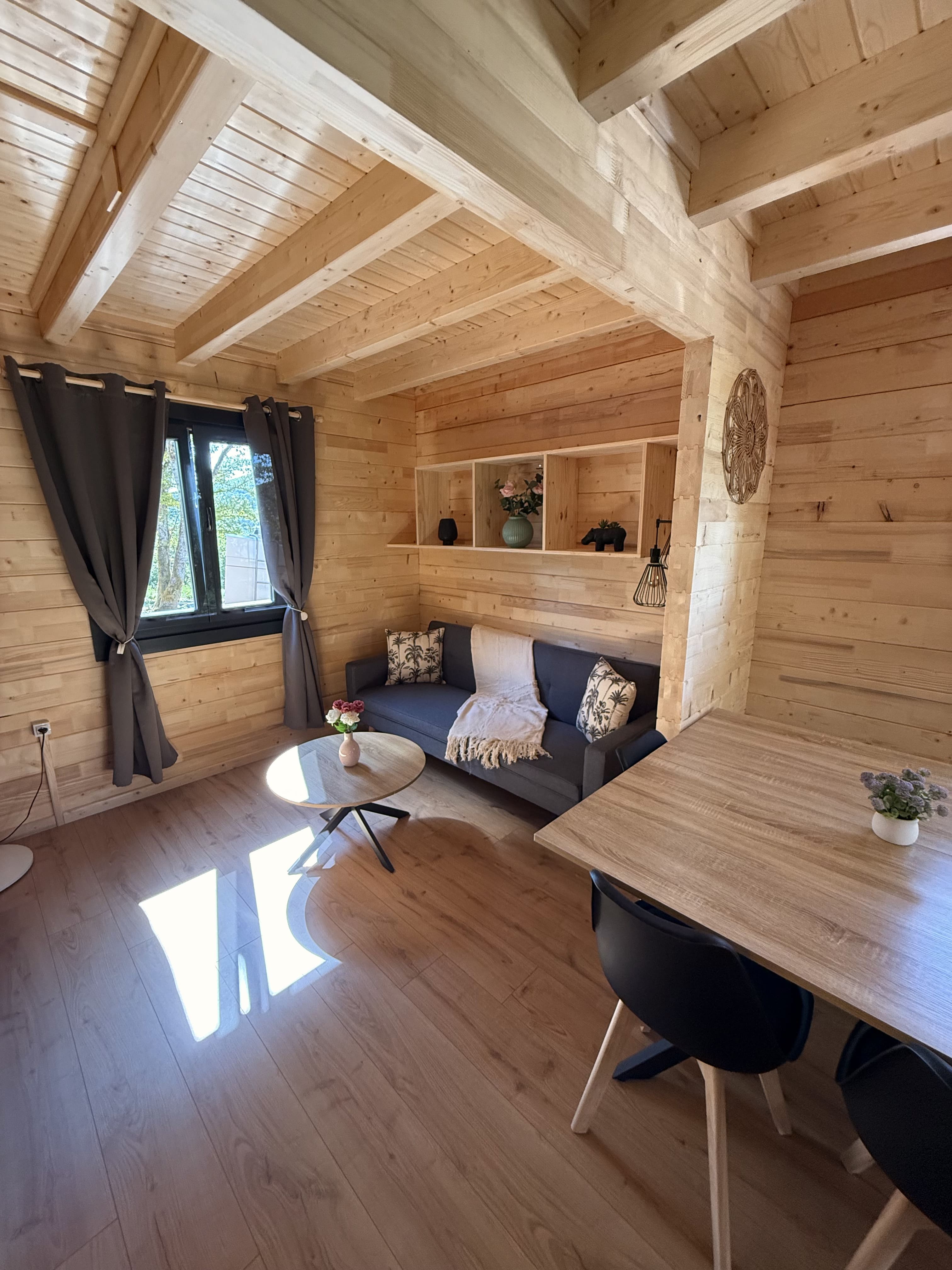 Lodge La Colibă — Chalet avec terrasse panoramique à Ain à Meillonnas — chambre