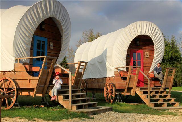 Séjournez dans un chariot de pionnier en Picardie à Cessières-Suzy — espace de vie