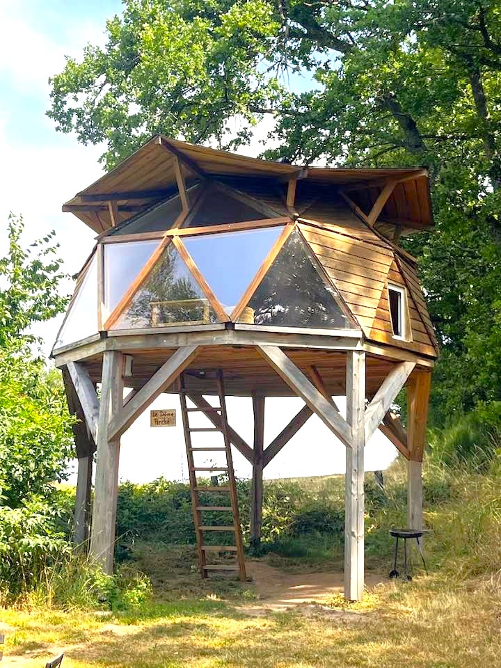 Dôme perché au bord du lac : une expérience unique en Auvergne