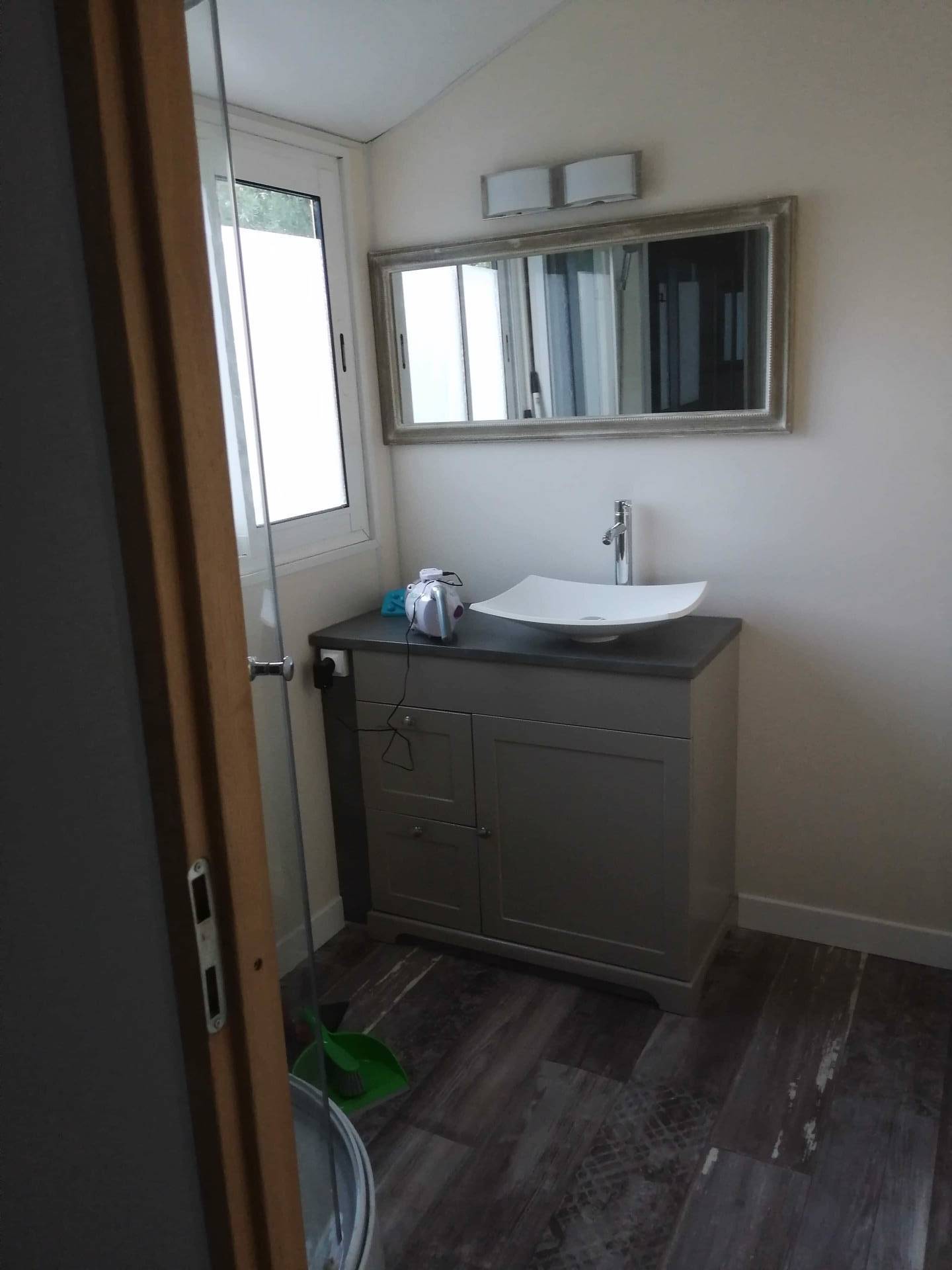 Château Mobile & Spa — Hébergement insolite avec jacuzzi à Oise à Clermont — détail architectural