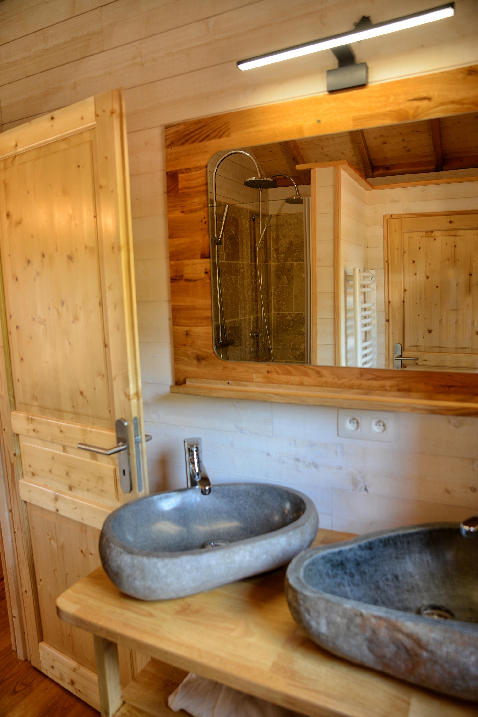 La Gazelle & Spa : une cabane sur pilotis au cœur de l'Auvergne à Ségur-Les-Villas — cuisine