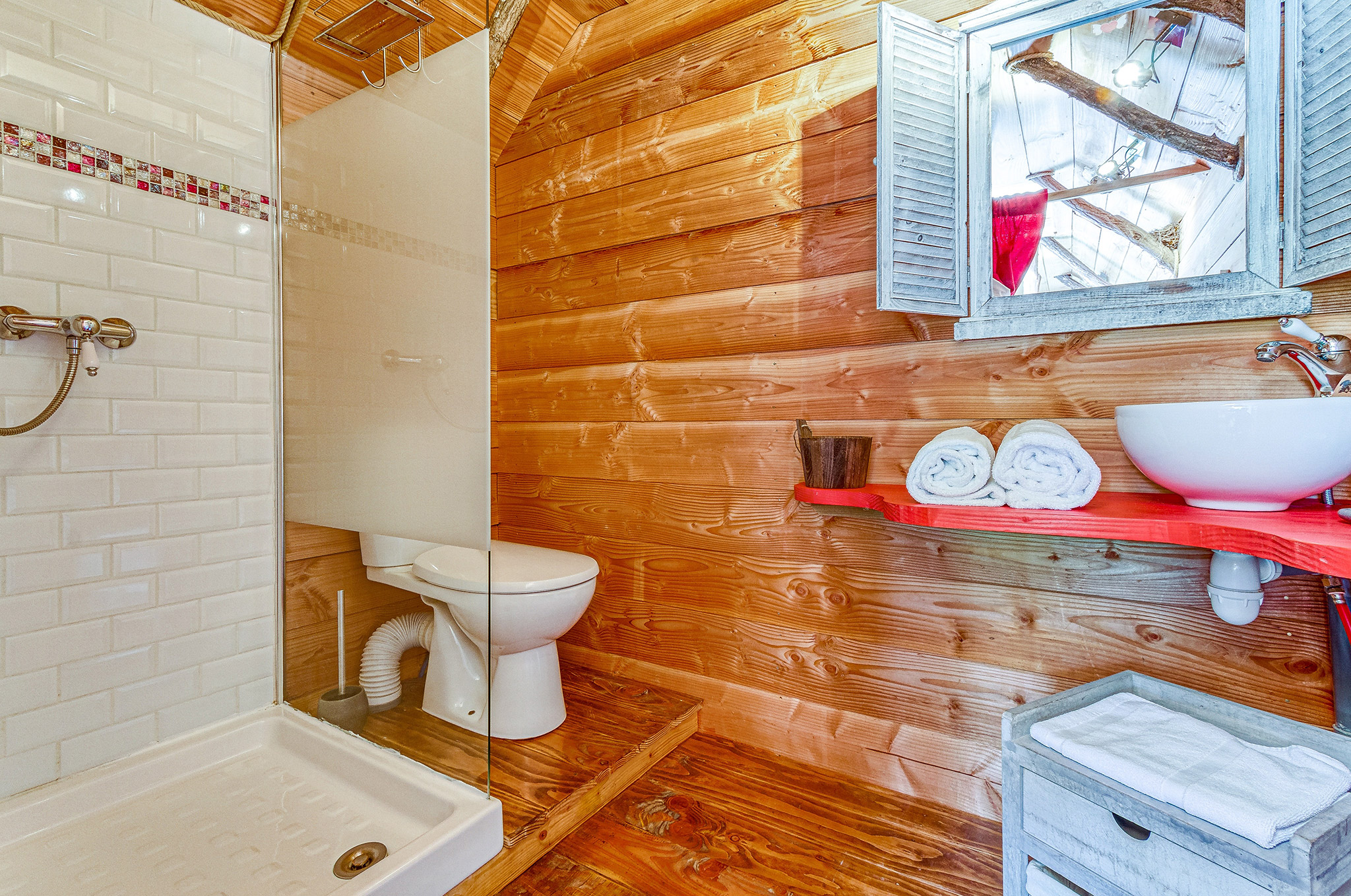 Cabane végétalisée La Gadouillère : un voyage au cœur de la nature à Descartes — espace de vie