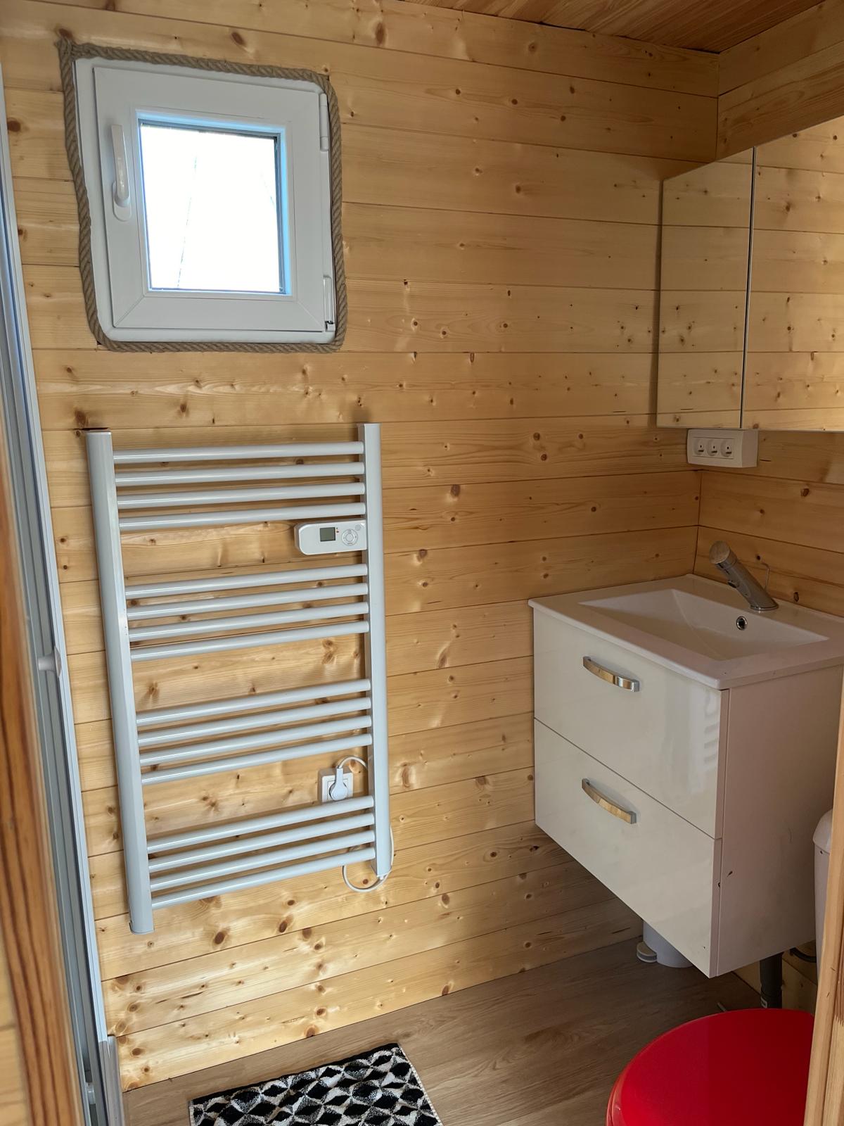 La Tynio : une tiny house moderne en Bretagne à Sarzeau — cuisine
