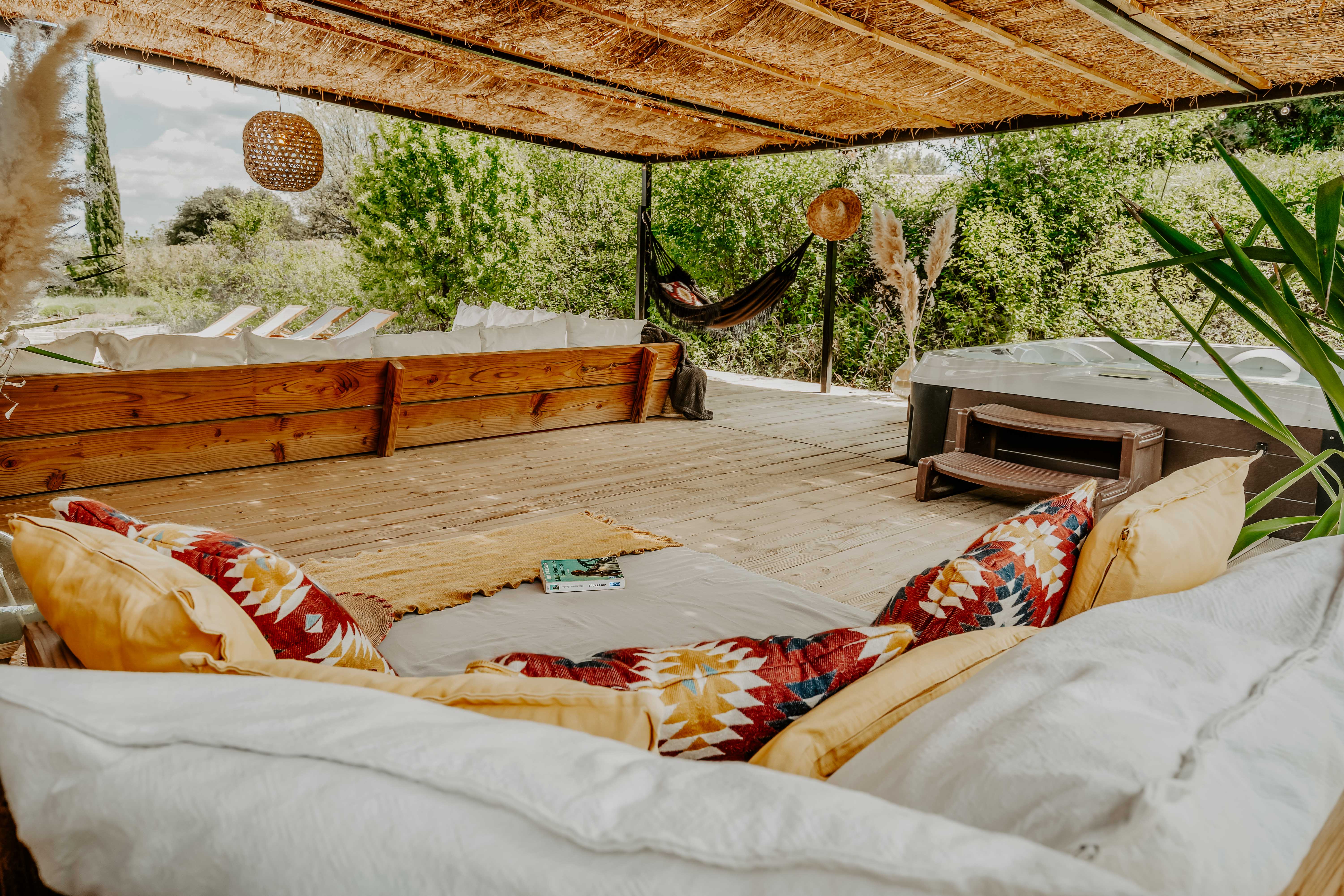 Évasion bohème : cabane avec spa privatif en Provence à Saint-Maximin-La-Sainte-Baume — espace de vie