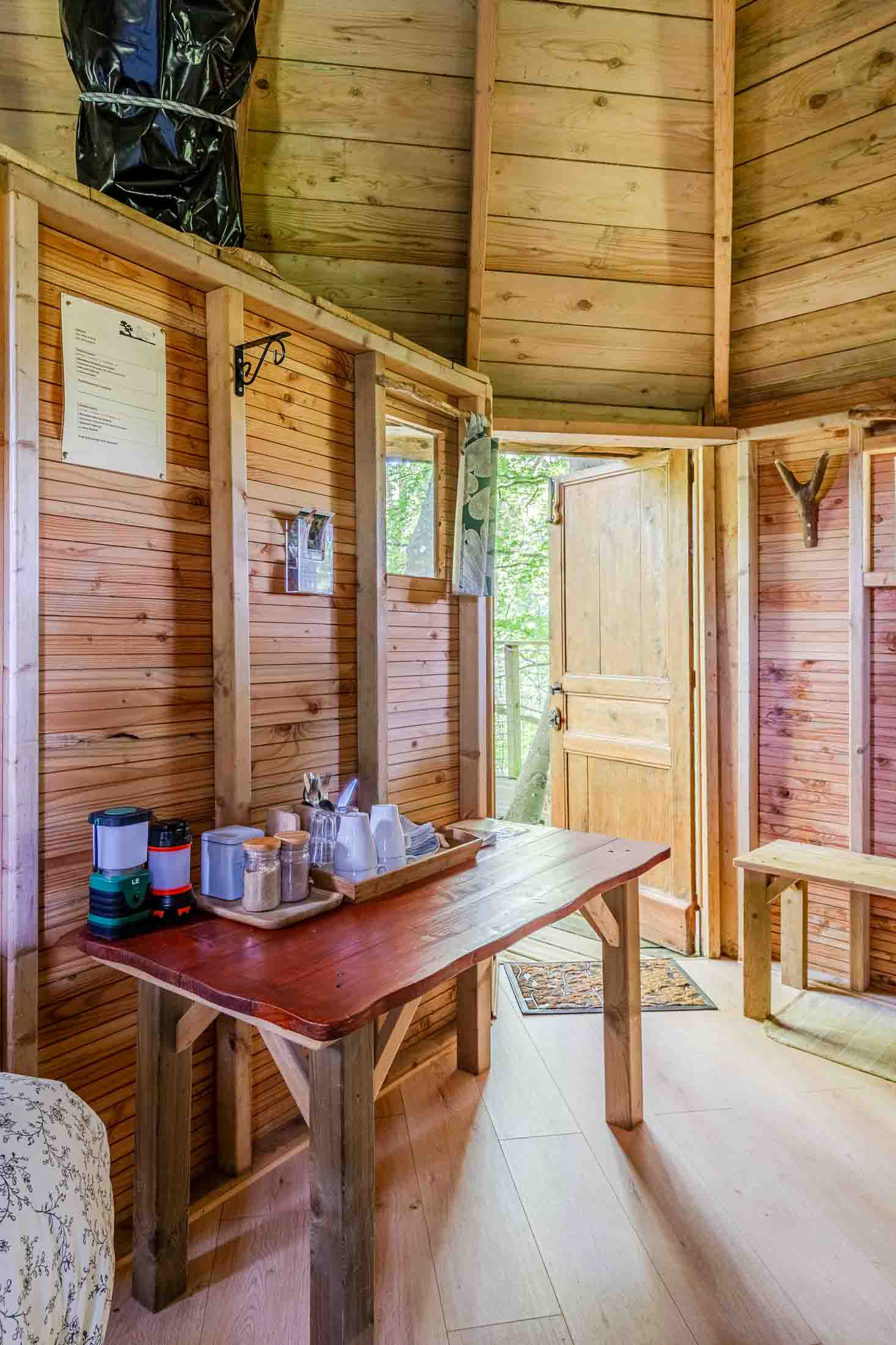 Cabane Mésange — Nuit perchée à 17m dans les arbres en Calvados à Noues de Sienne — vue depuis la terrasse