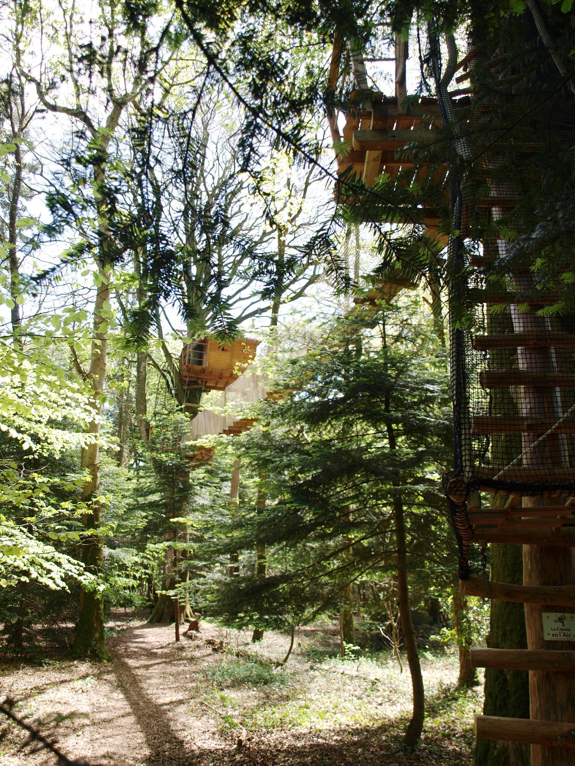 Cabane Nid Clos : une expérience suspendue dans les arbres — Cabane à Cléder
