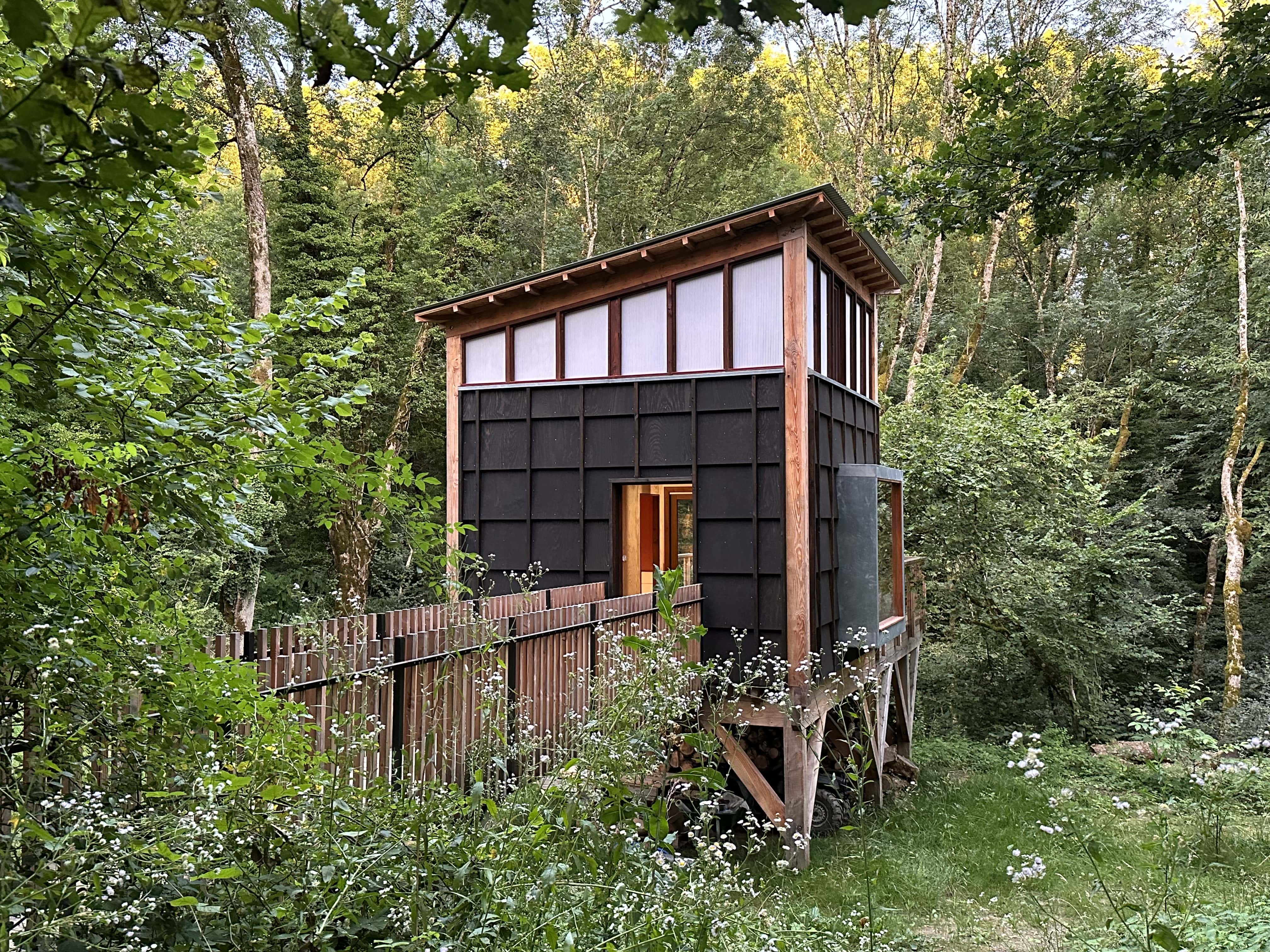 La Kioub - Une cabane sur pilotis au cœur des Jardins Secrets — Cabane à Vaulx