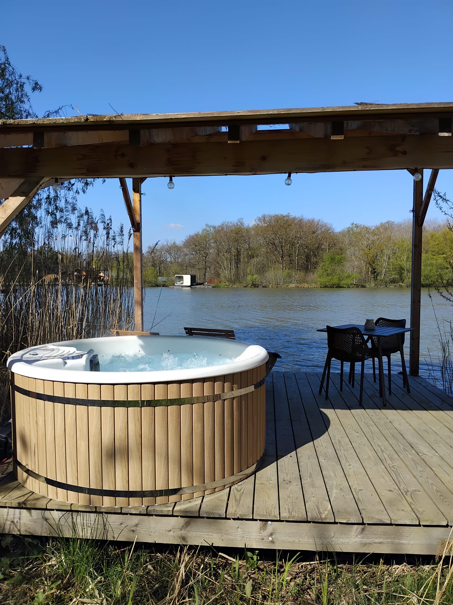 Cabane Roseaux & Spa — Évasion romantique avec spa à Ain à Meillonnas — environnement naturel