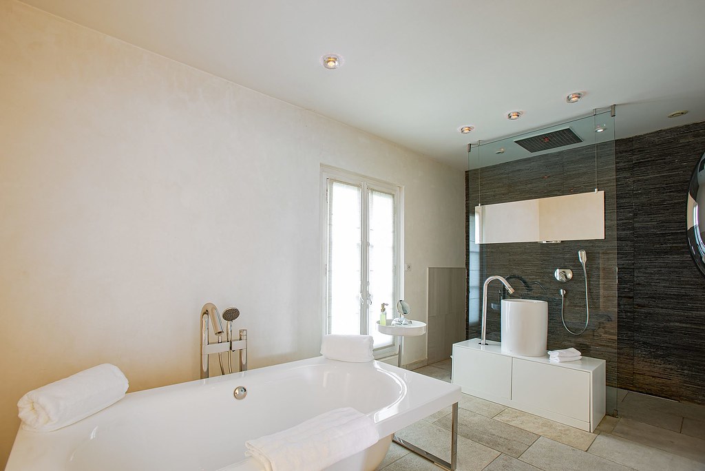 Suite Deluxe avec vue sur le jardin — Hébergement avec spa à Hérault à Montpellier — environnement naturel