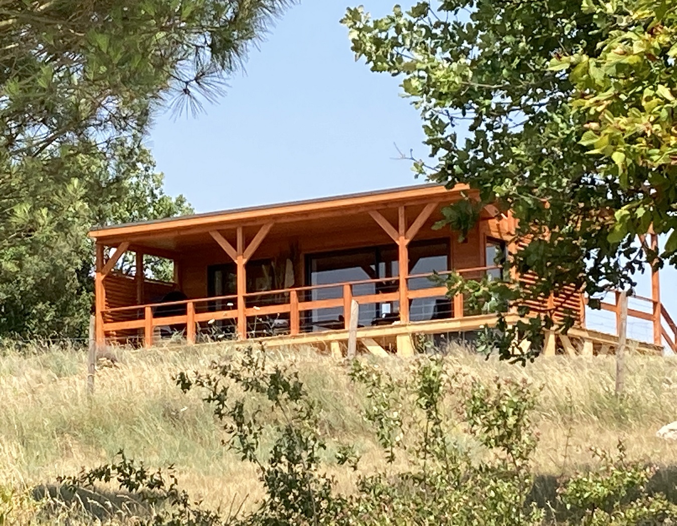 La Cabane perchée : un havre de paix en Languedoc-Roussillon à Villarzel Du Razès — salle de bain