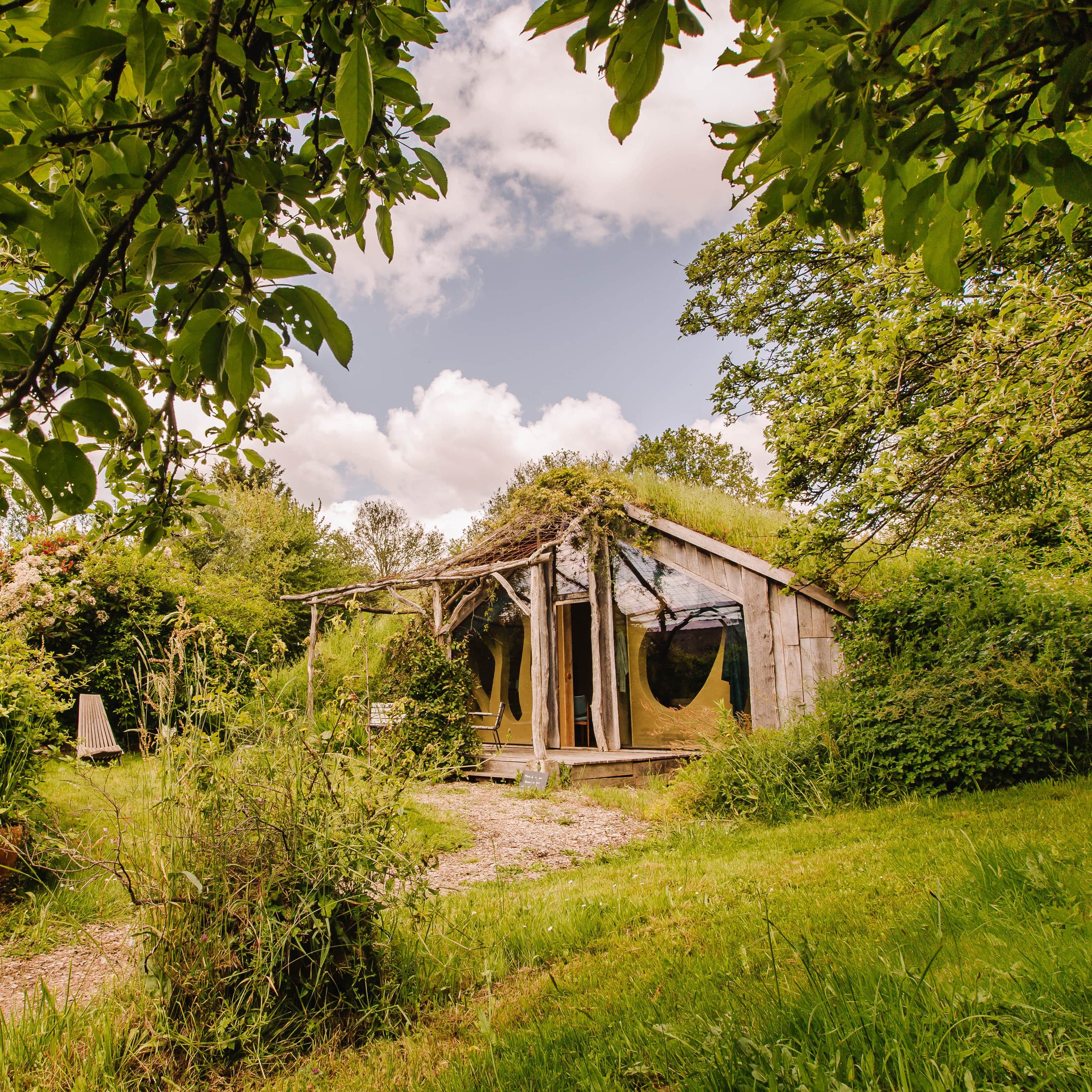 Ecolodge dans la Prairie : une cabane végétalisée en Bretagne à Saint-M'hervé — espace de vie