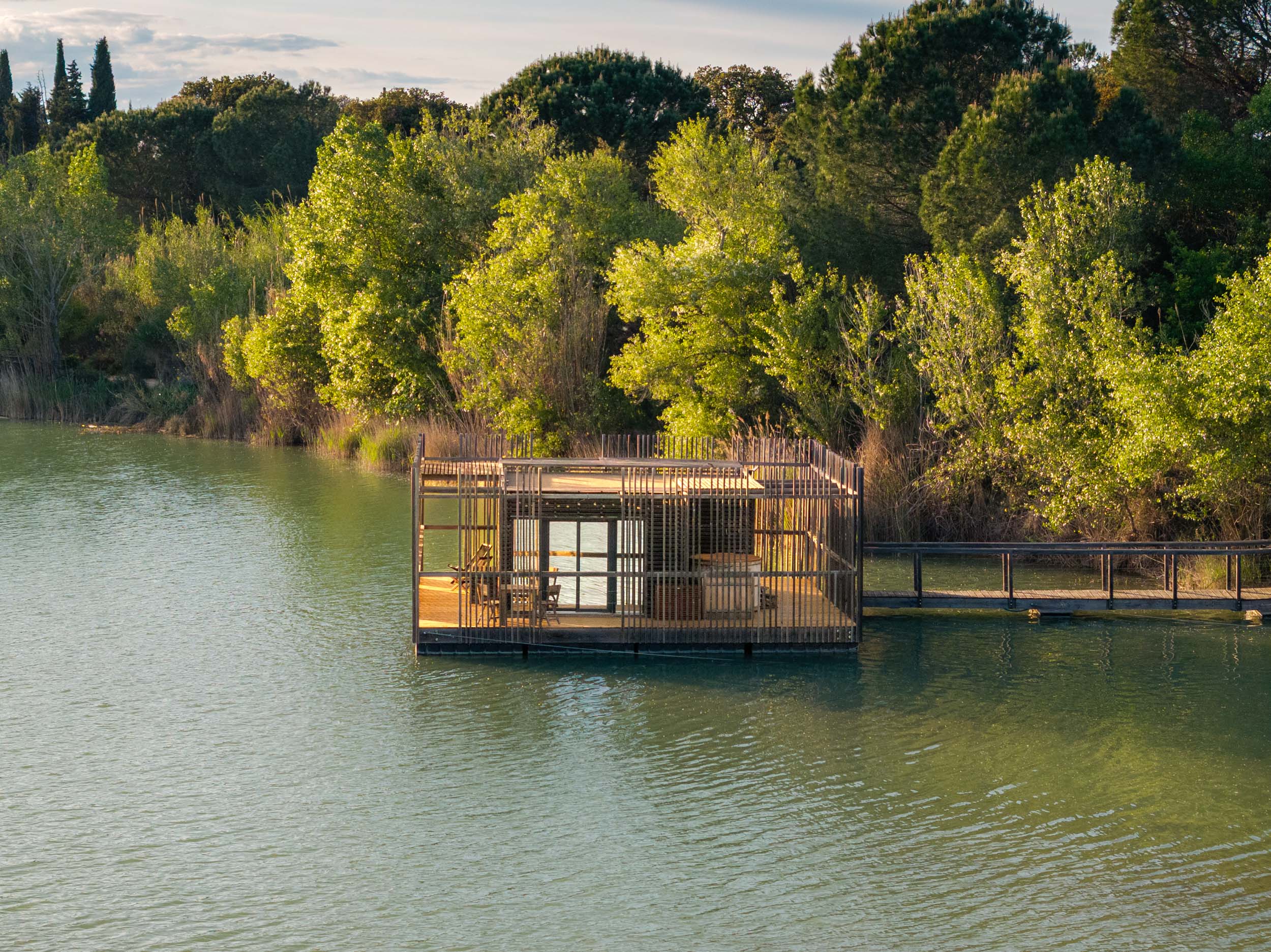 Cabane Spa Bora Bora : une évasion sur l'eau en Provence