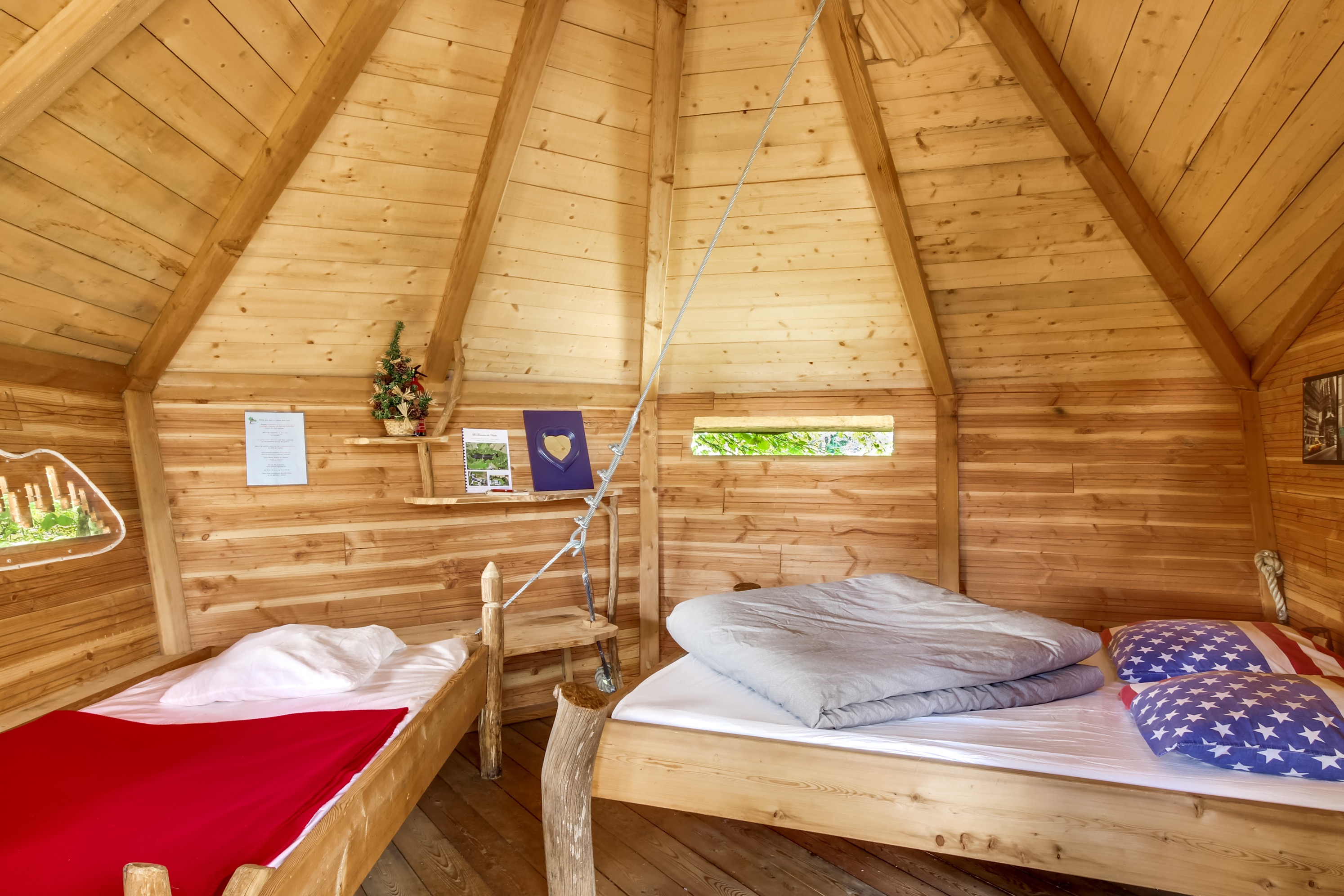 Cabane New-York — Nuit perchée à 7m au-dessus d'un ruisseau en Mayenne à La Baconnière — environnement naturel