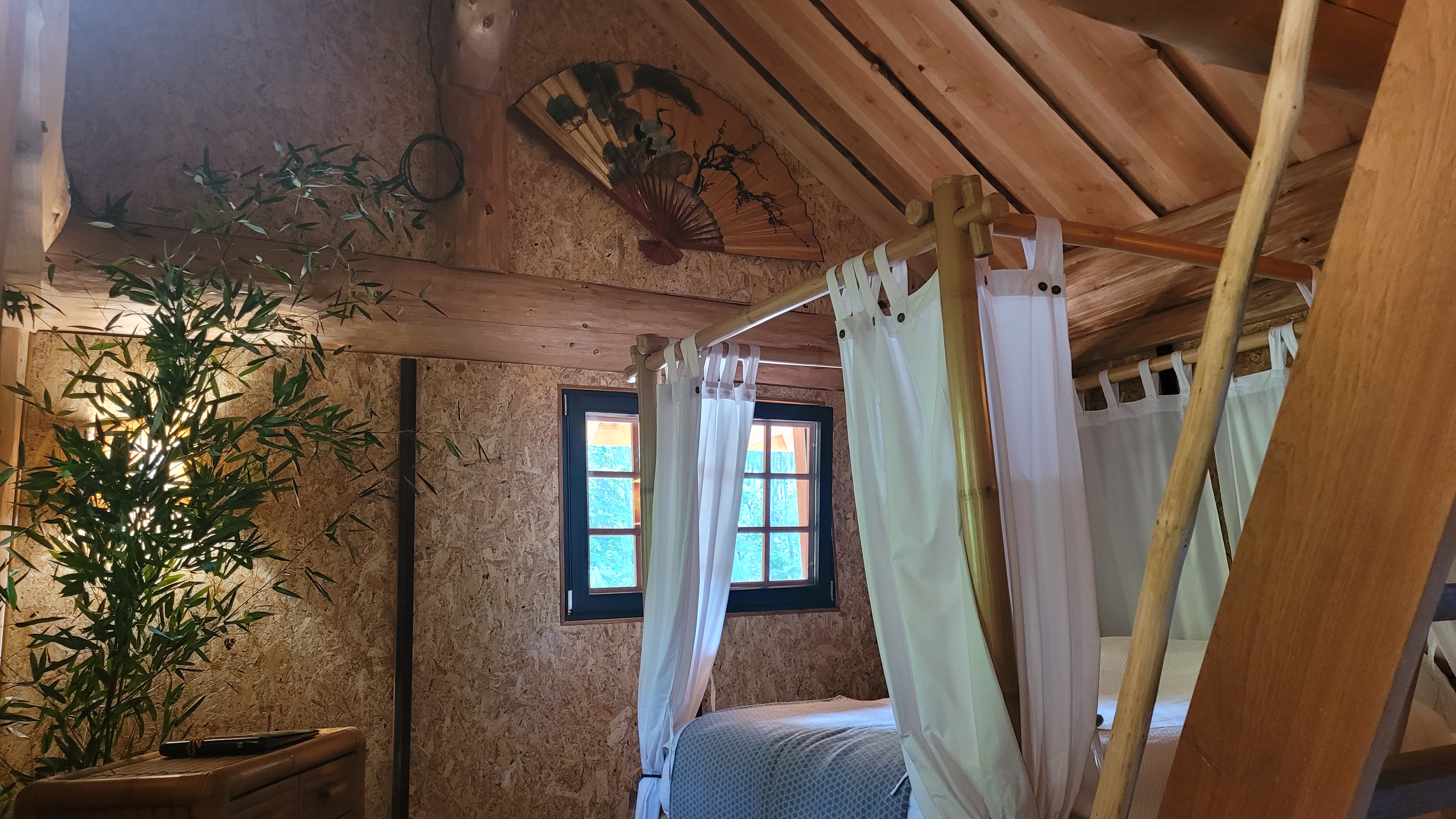 La Thaï & Spa : une cabane sur pilotis pour une escapade inoubliable à Echouboulains — chambre