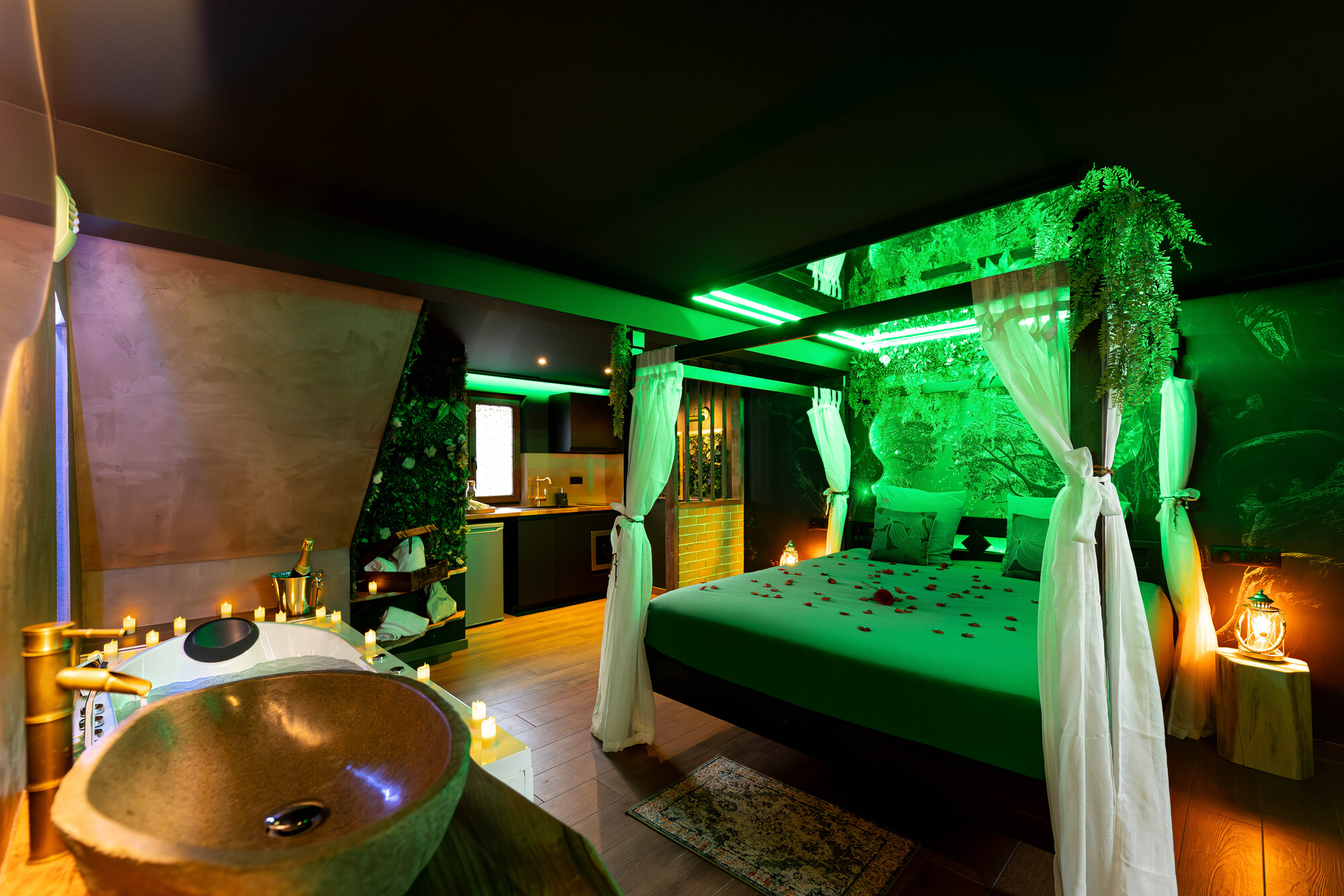 La Forêt Enchantée — Love Room avec Jacuzzi à Schirrhein (Bas-Rhin)
