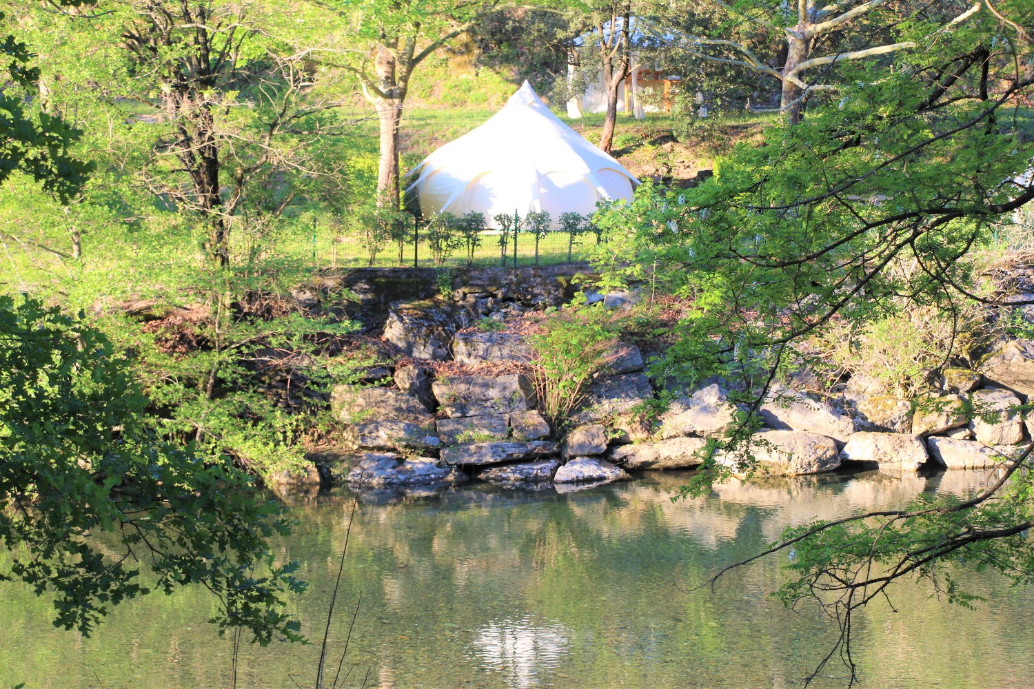 Séjour romantique sous la tente lotus Châtaigne en Languedoc-Roussillon — Tente à Peyremale