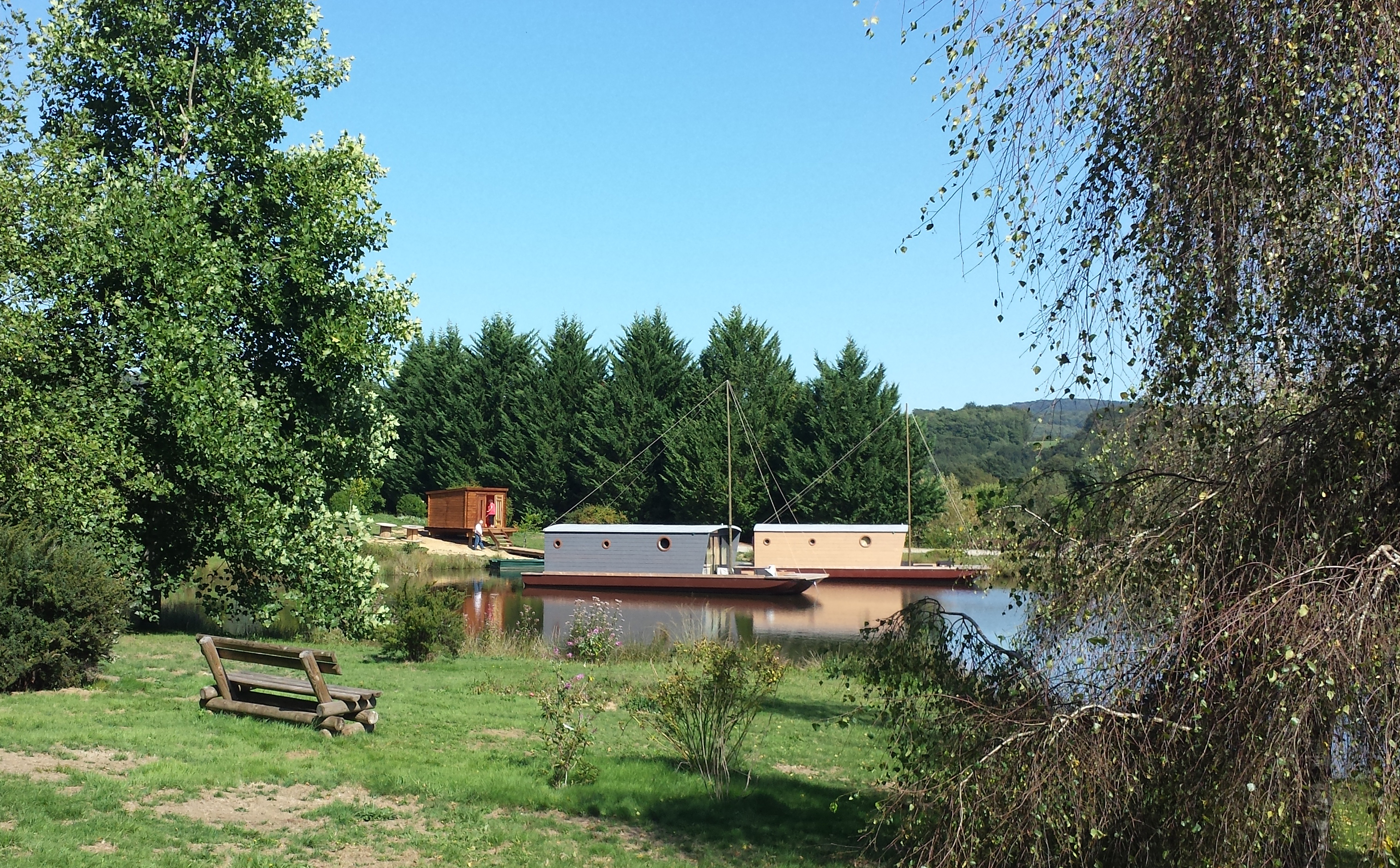 Toue cabanée familiale sur l'eau : une expérience unique en Limousin à Chamberet — espace de vie