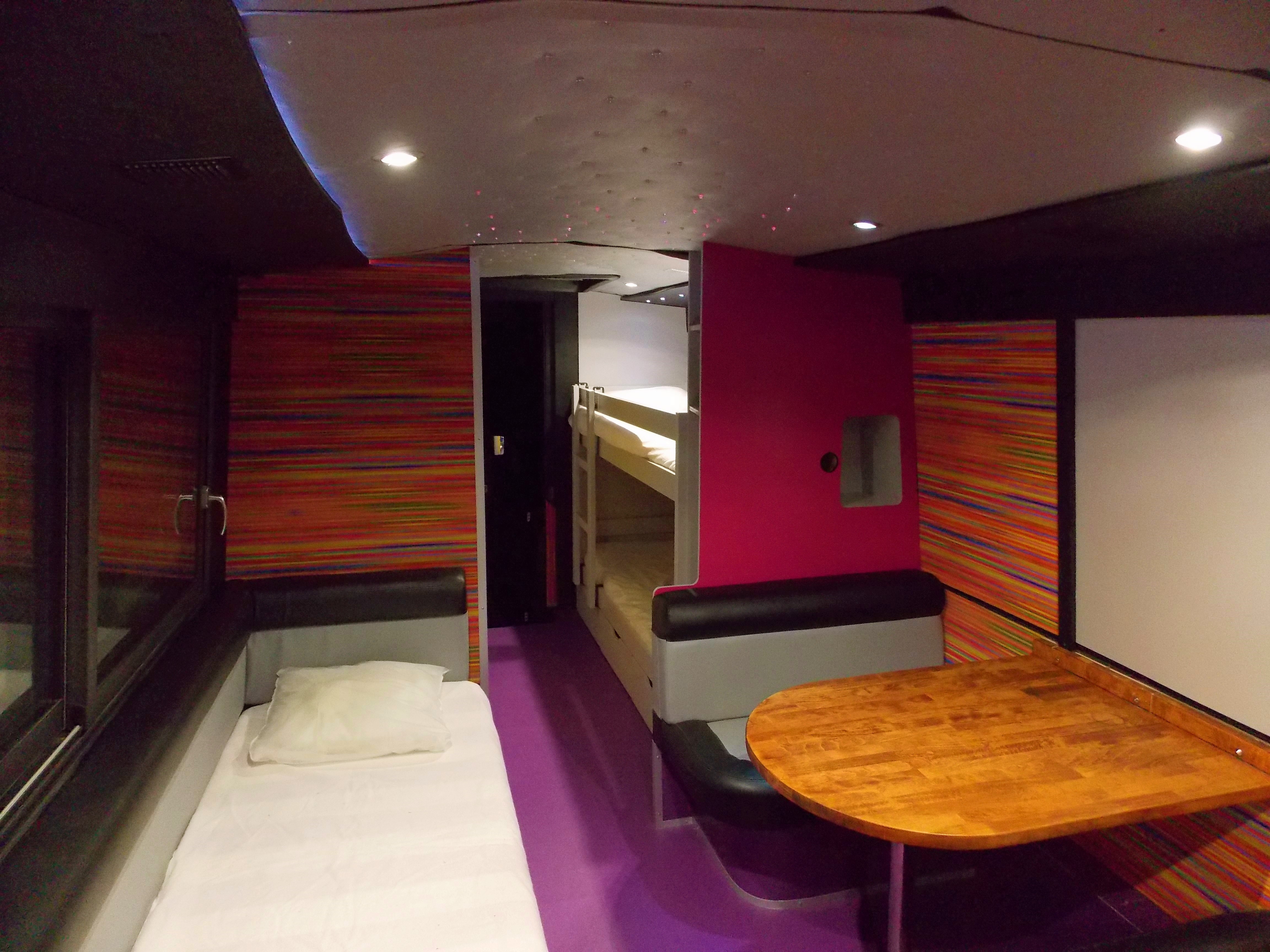 Le Bus Vip Star — Hébergement insolite avec spa à Saint-Michel-Chef-Chef à Saint-Nazaire — détail architectural