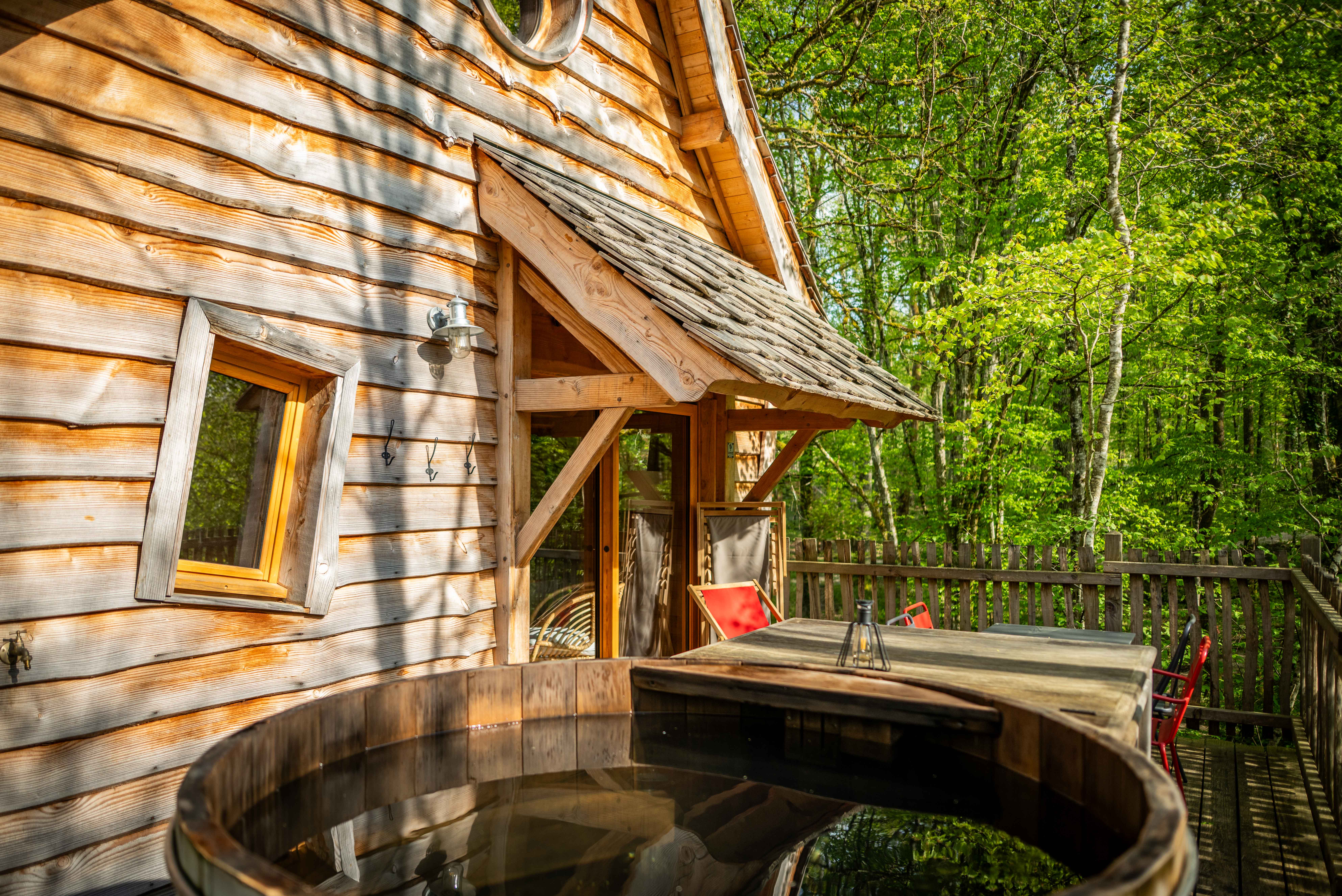 Cabane féérique Spa — Nuit magique à 7m dans le Château de la Combe Rossignol à La Combe Rossignol — vue depuis la terrasse