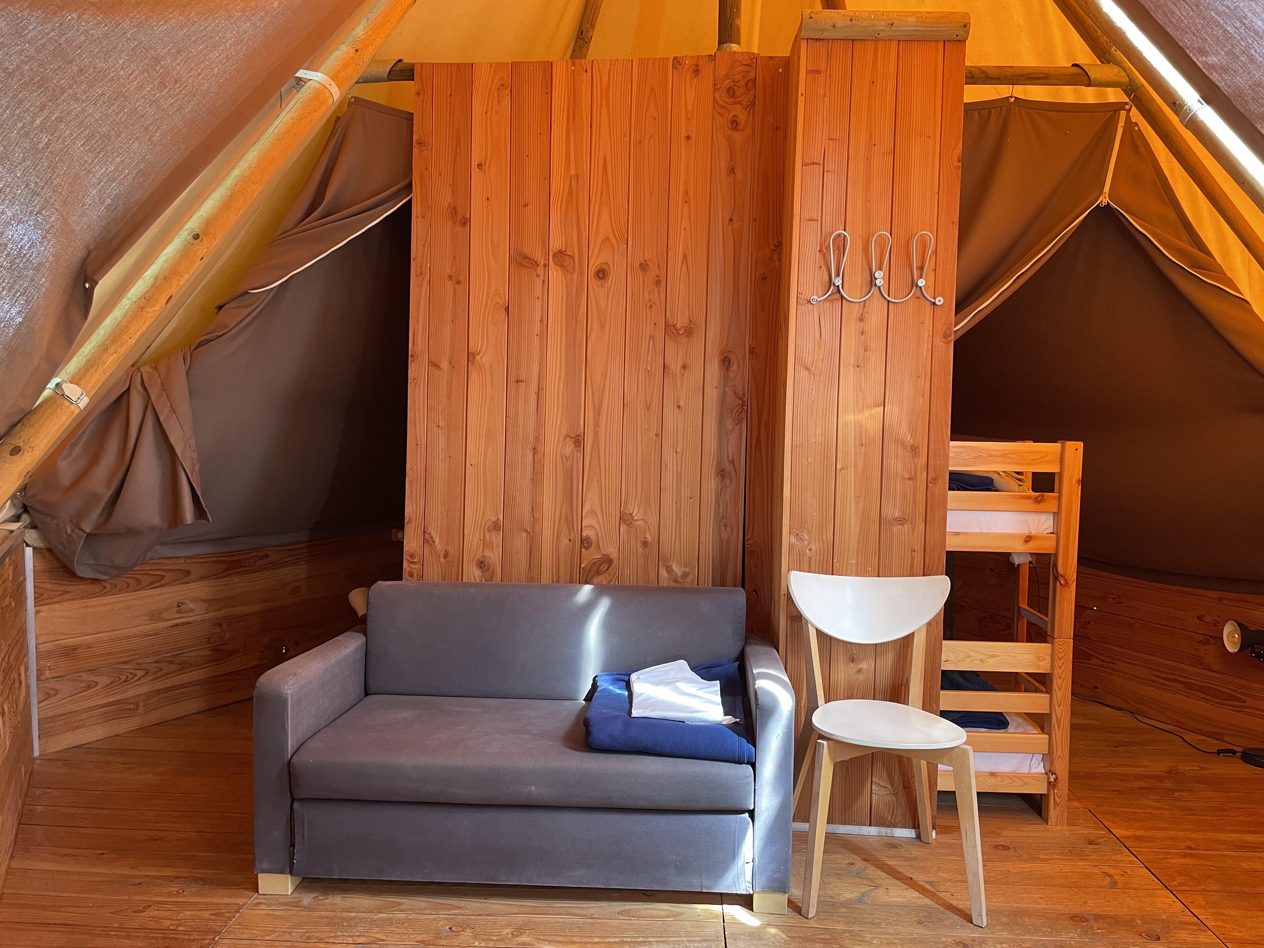 Tipi Lodge d'Escapa — Séjour insolite avec spa à Gers à Riguepeu — vue depuis la terrasse