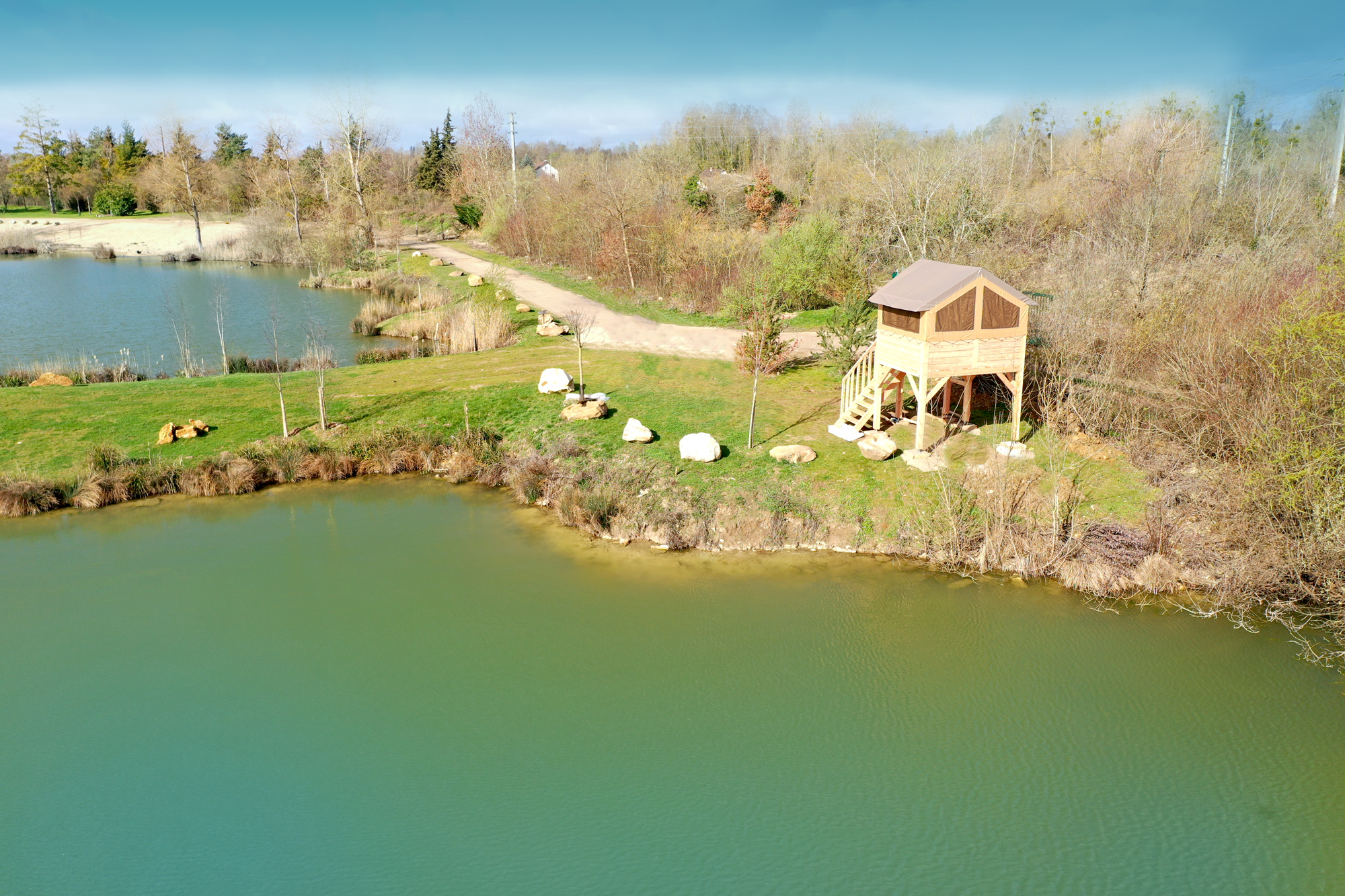 Cabane sur pilotis : une évasion au cœur de la nature à Gravon — vue intérieure