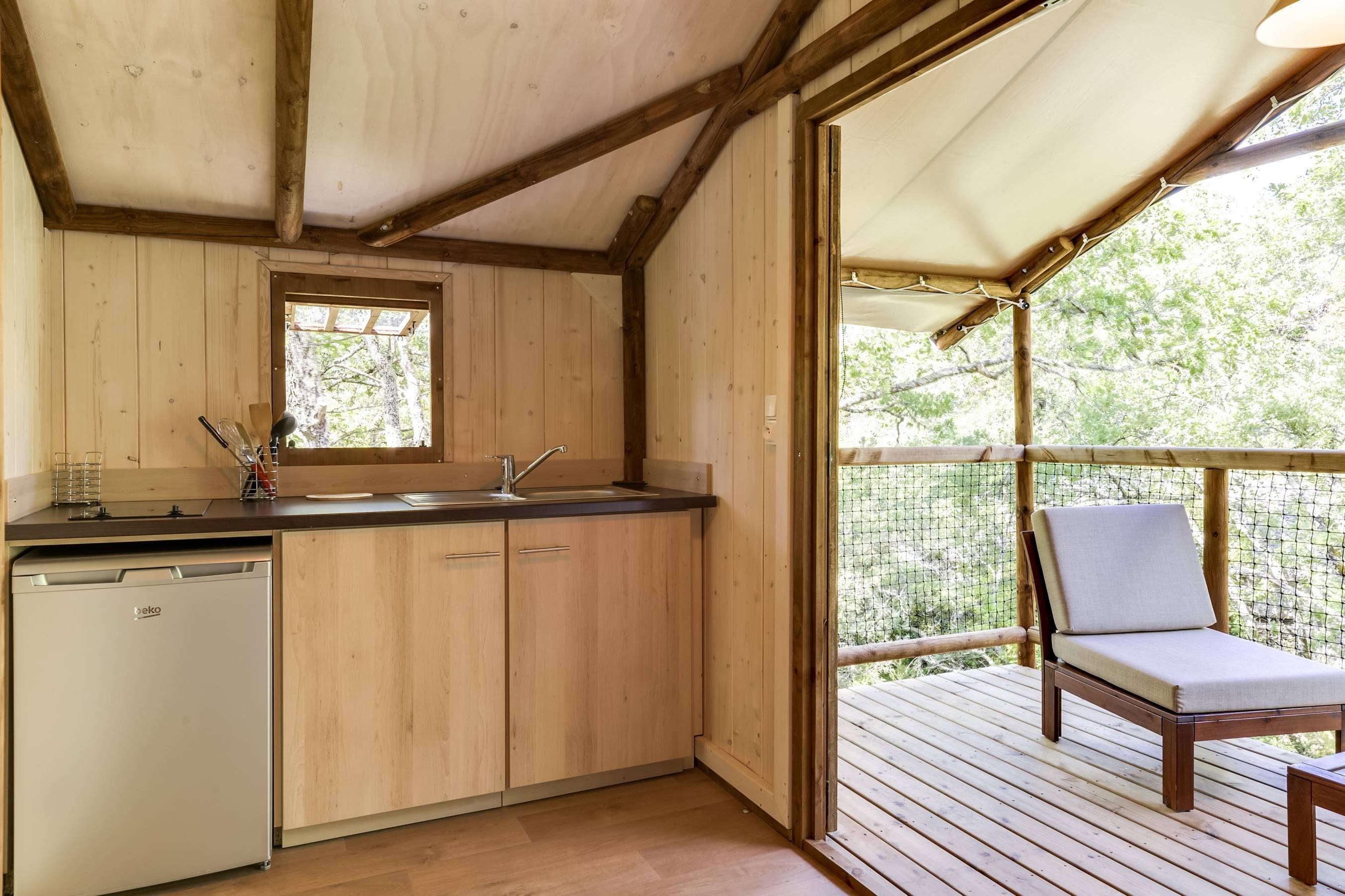 Le Vallon : un ecolodge enchanteur en Rhône-Alpes à Balazuc — détail architectural