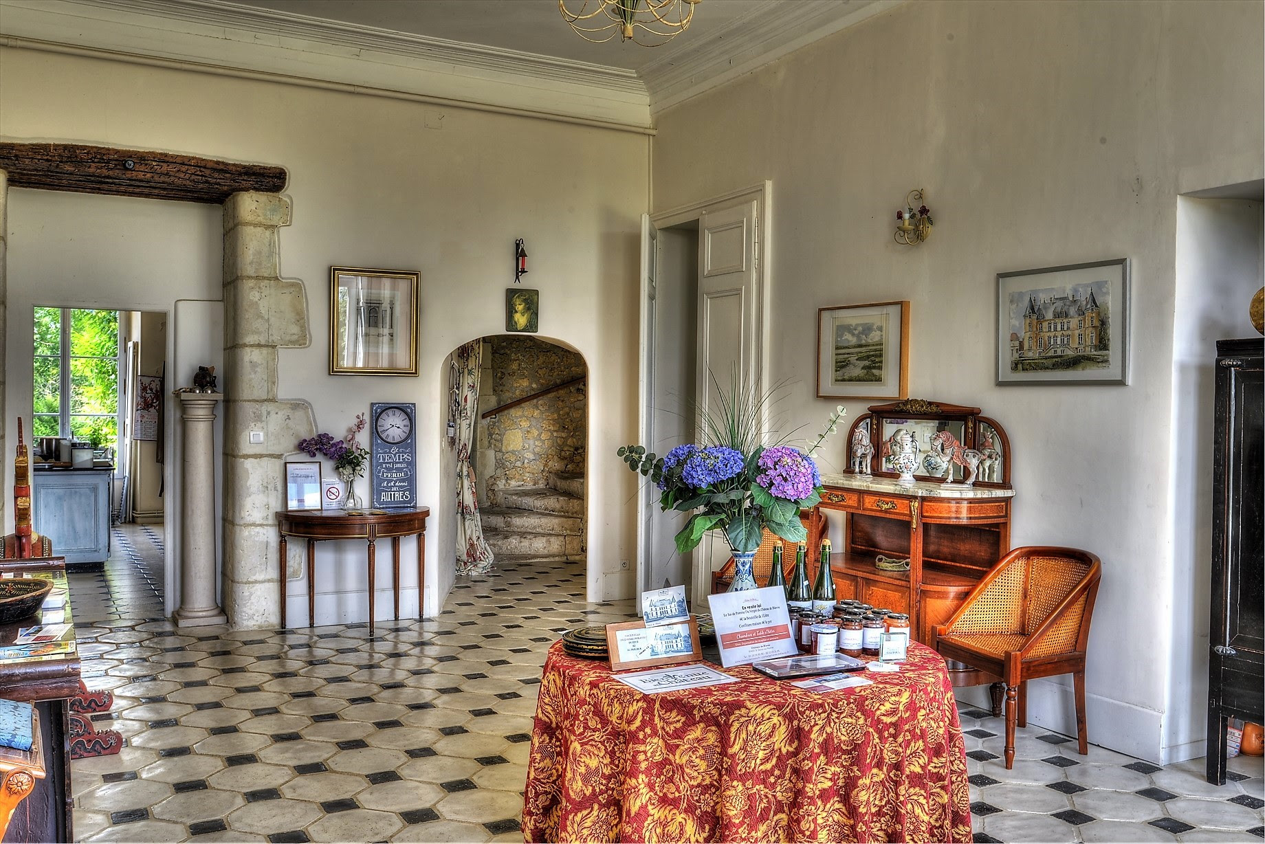 Suite Macaron — Chambre à thème avec spa au Château de Blavou à Saint-Jouin-de-Blavou — espace de vie