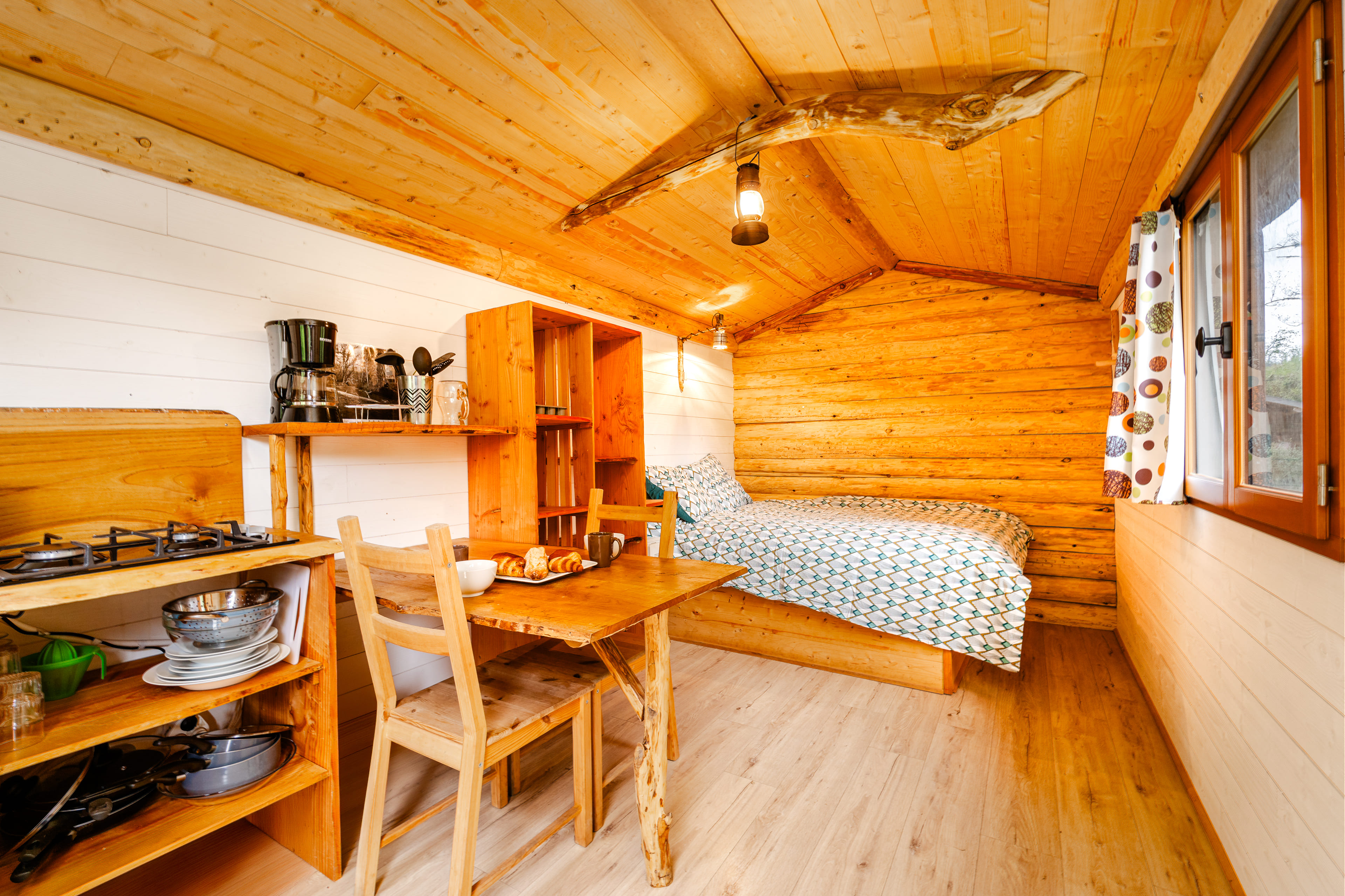Cabane du Korrigan : une échappée enchantée en Bretagne à Huelgoat — vue intérieure