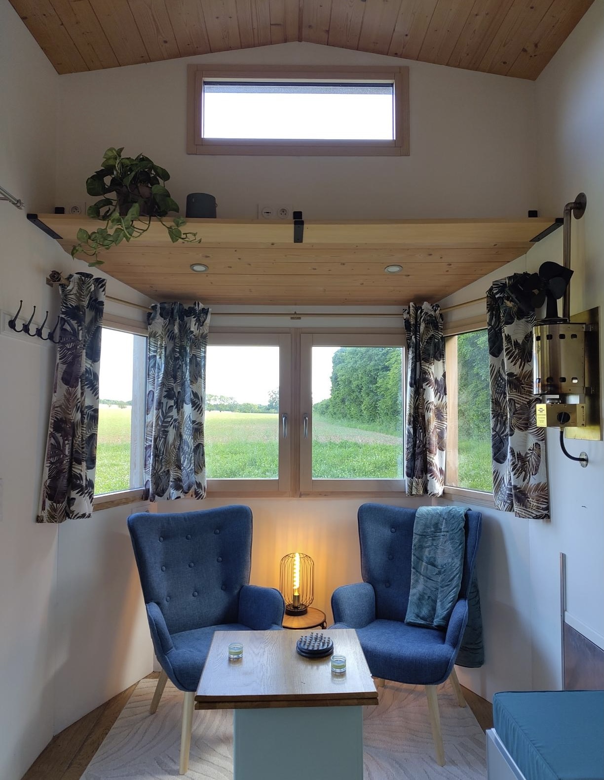 Évasion dans une mini maison autonome en Bourgogne à Aignay Le Duc — vue intérieure