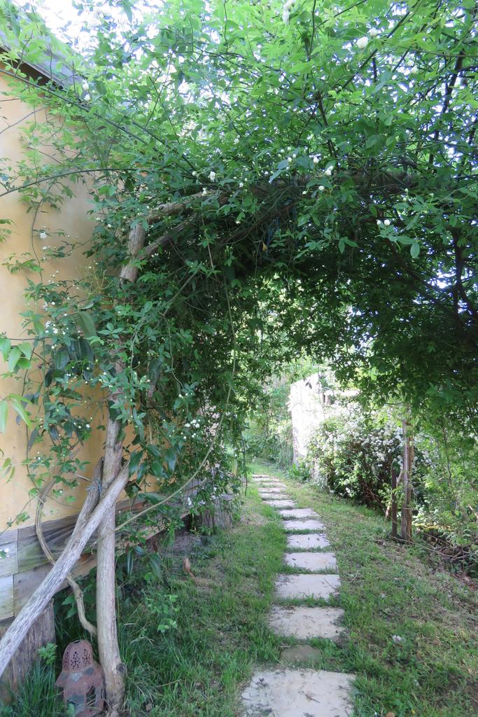 Yourte contemporaine — Séjour apaisant avec spa à Esquillot en Ariège à Esquillot — cuisine
