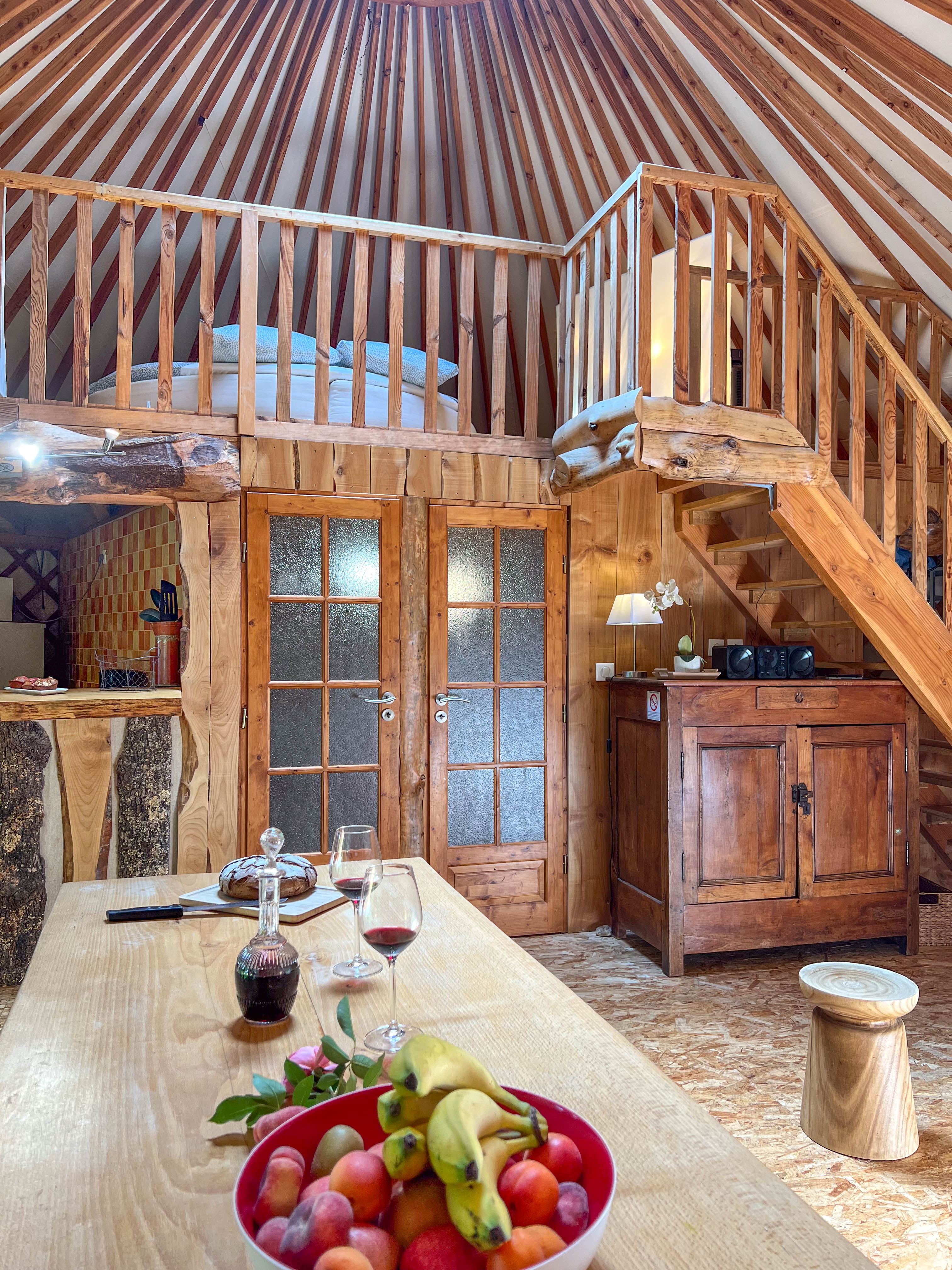 La Yourte Contemporaine : une expérience immersive en Auvergne à Vitrac — vue intérieure