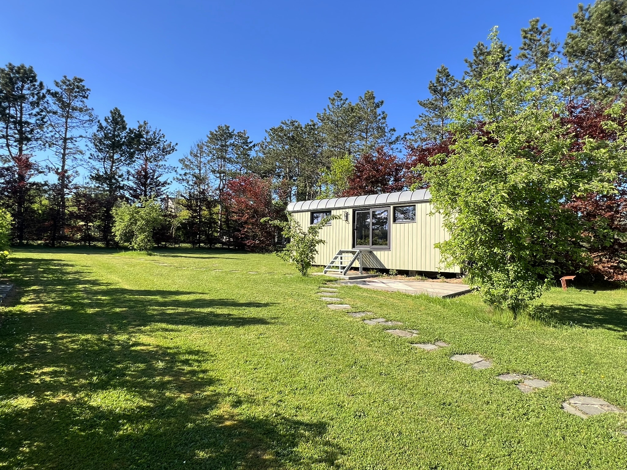 Pine Tree tiny cottage — Roulotte cosy avec spa à Frandeux (Namur)