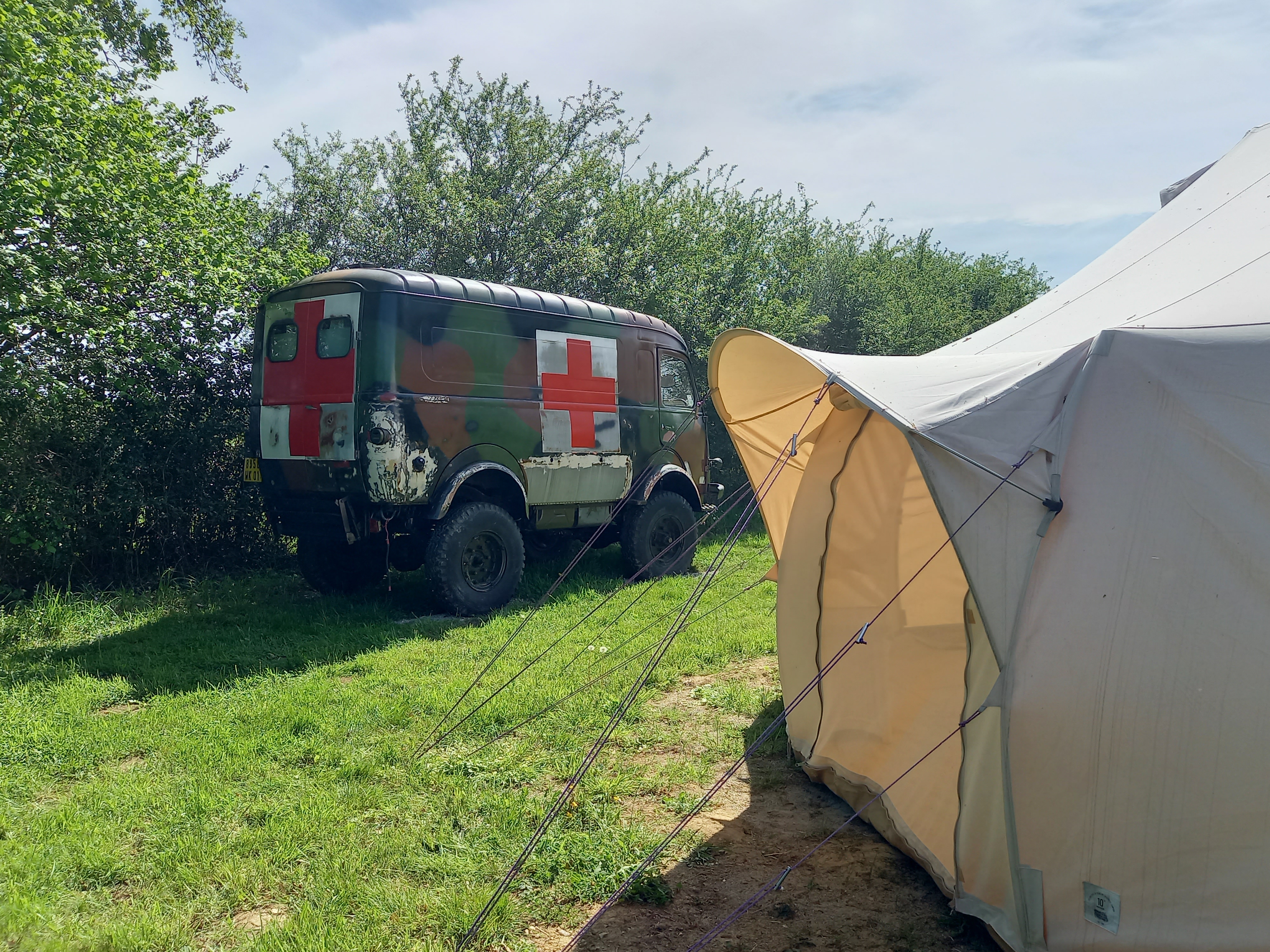 Tente jungle avec ambulance militaire — Nuit insolite à Allier à Marcenat — chambre