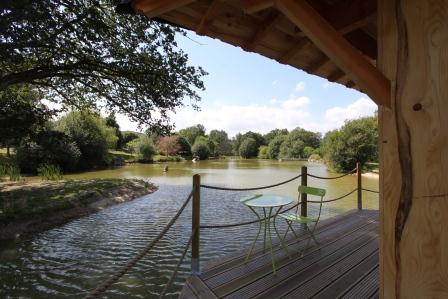 La Cabane des Tourtereaux — Cabane sur l'eau avec spa à Creuse à Chamberaud — chambre