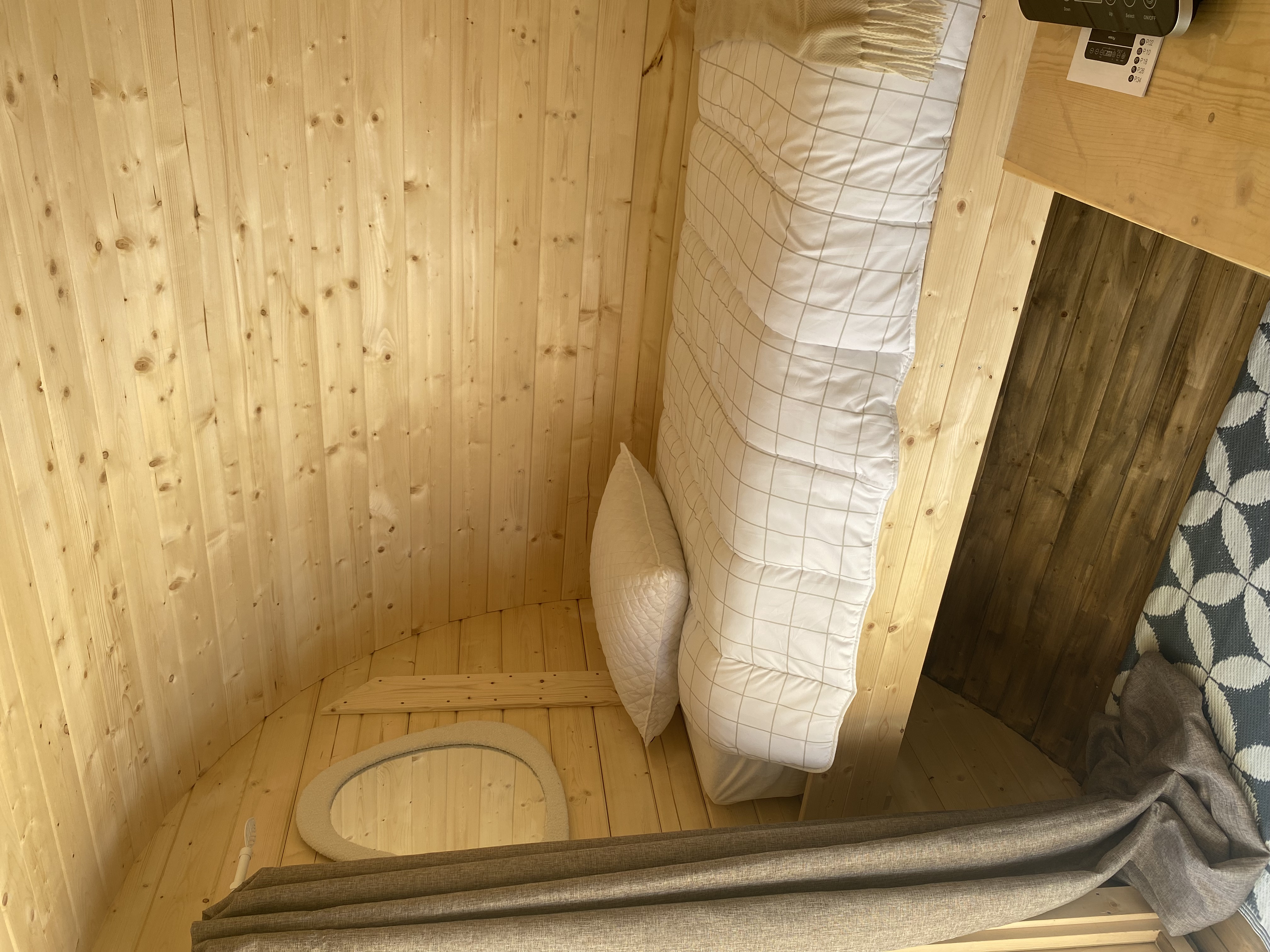 Hurle Vent — Cabane dans les arbres avec spa à Lozère à Mende — chambre