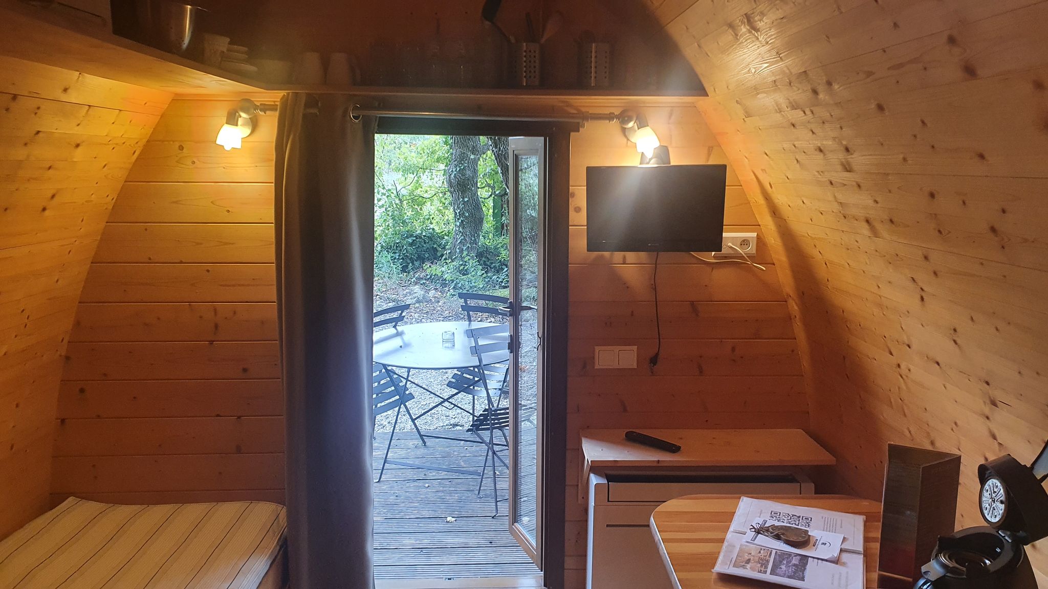 Évasion dans une cabane forestière avec spa en Rhône-Alpes à Vogüé — vue depuis la terrasse