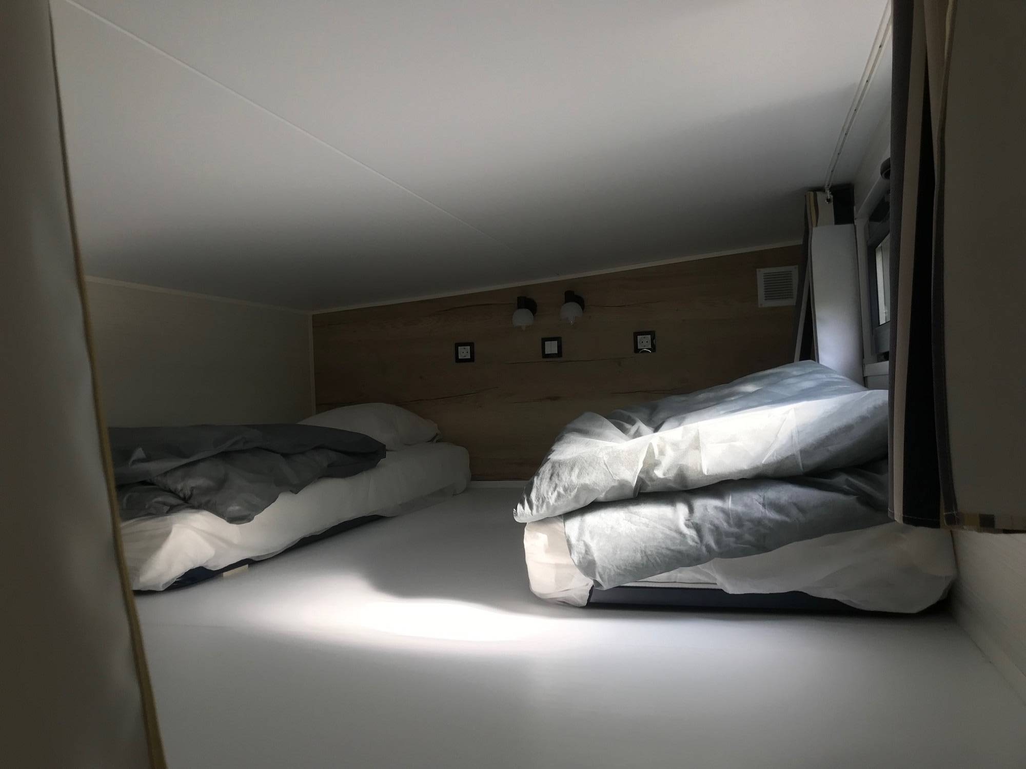 Tiny House de la Trye — Séjour avec jacuzzi à La Trye (Oise) à Bresles — détail architectural
