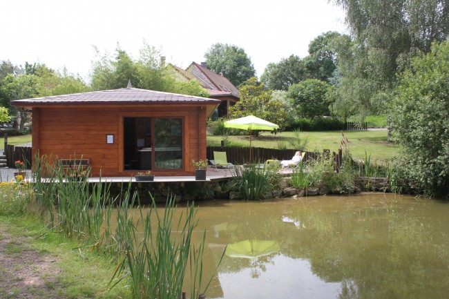 La Cabane des Tourtereaux — Cabane sur l'eau avec spa à Creuse à Chamberaud — vue depuis la terrasse