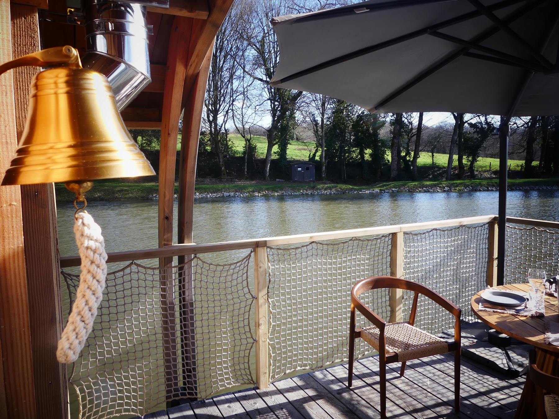 Cabane du Martin Pêcheur : une expérience unique sur l'eau à Saint Germain Les Vergnes — vue depuis la terrasse