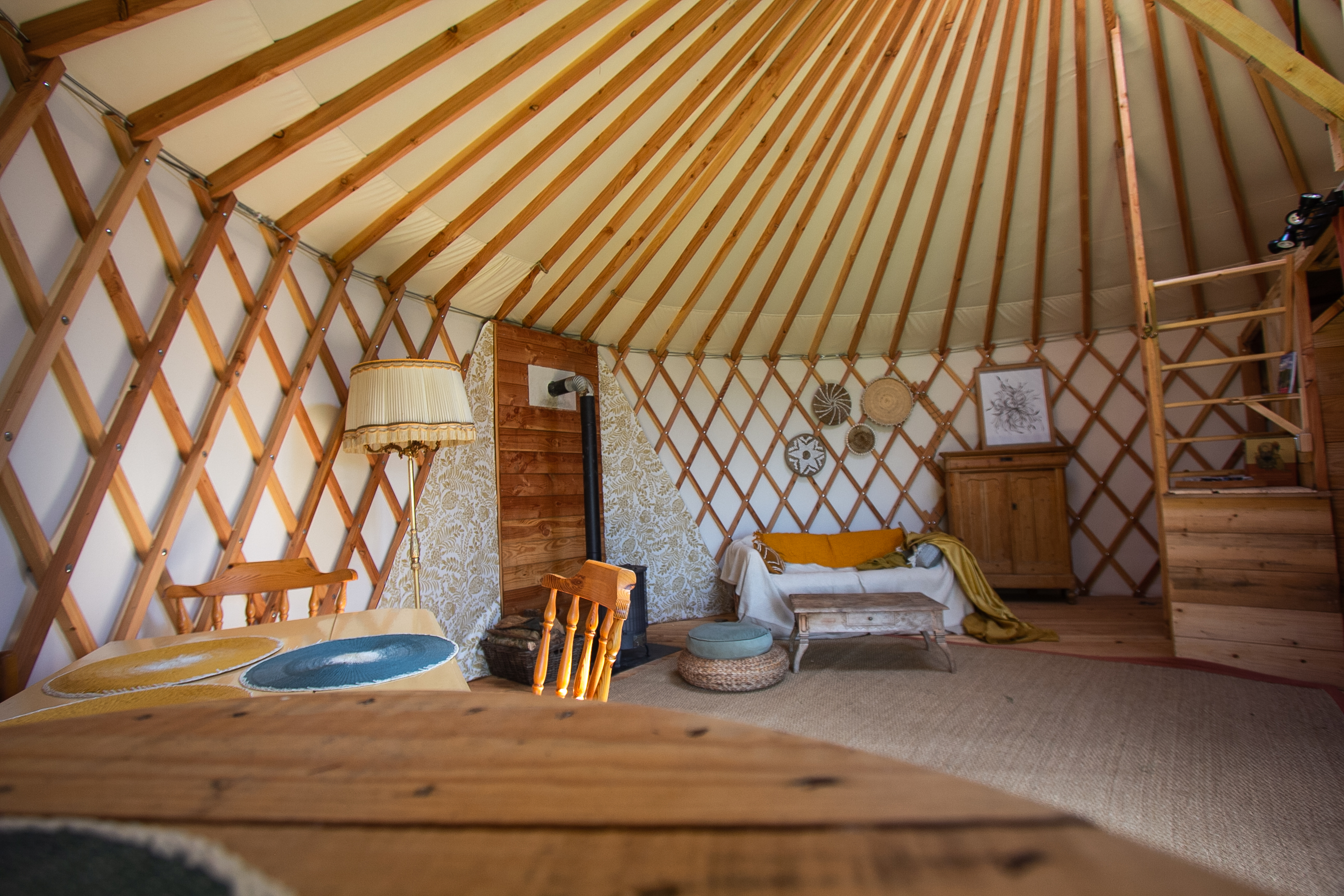 La Main Sauvage — Yourte moderne avec spa en Corrèze à Brive-la-Gaillarde — vue intérieure