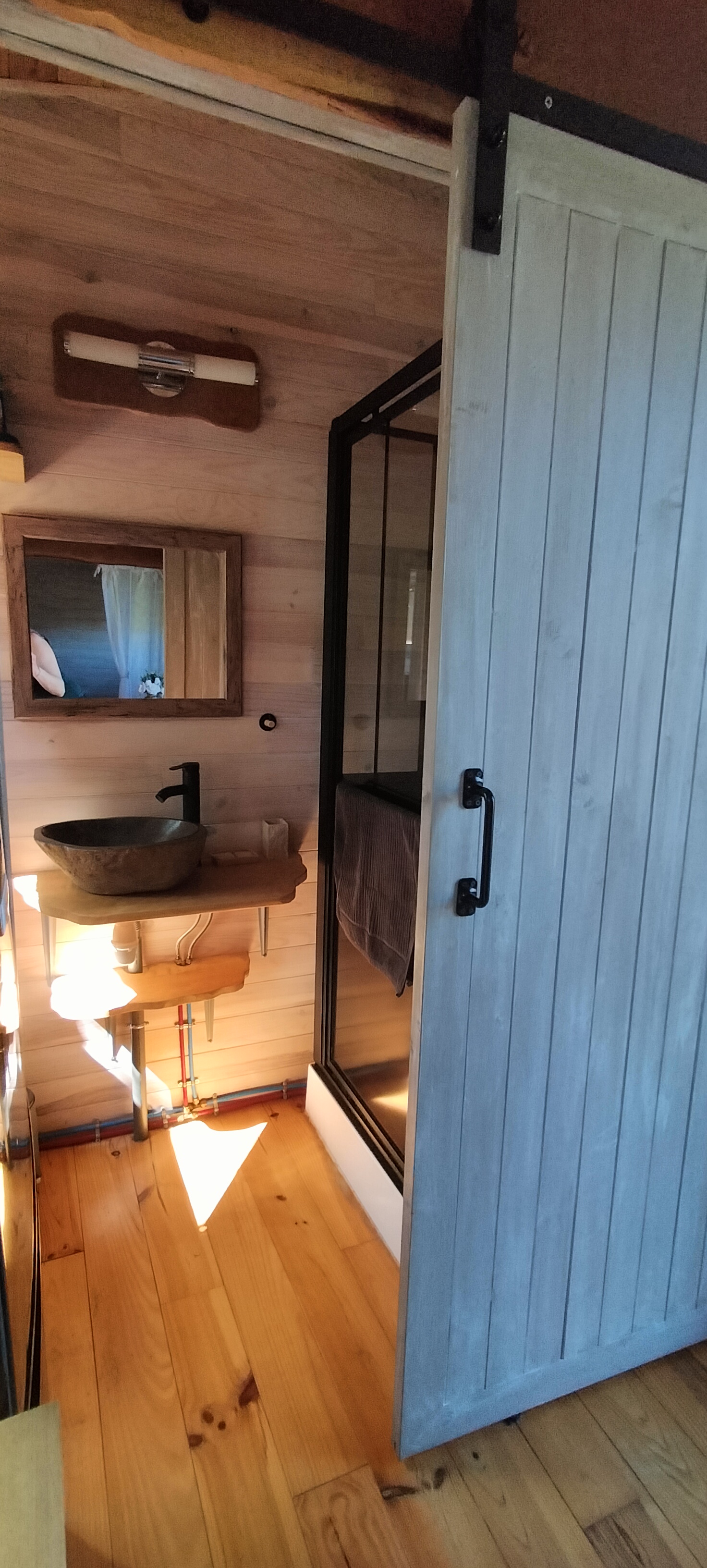 La Tiny 1 — Tiny House avec spa à Charente à Châteauneuf-sur-Charente — salle de bain