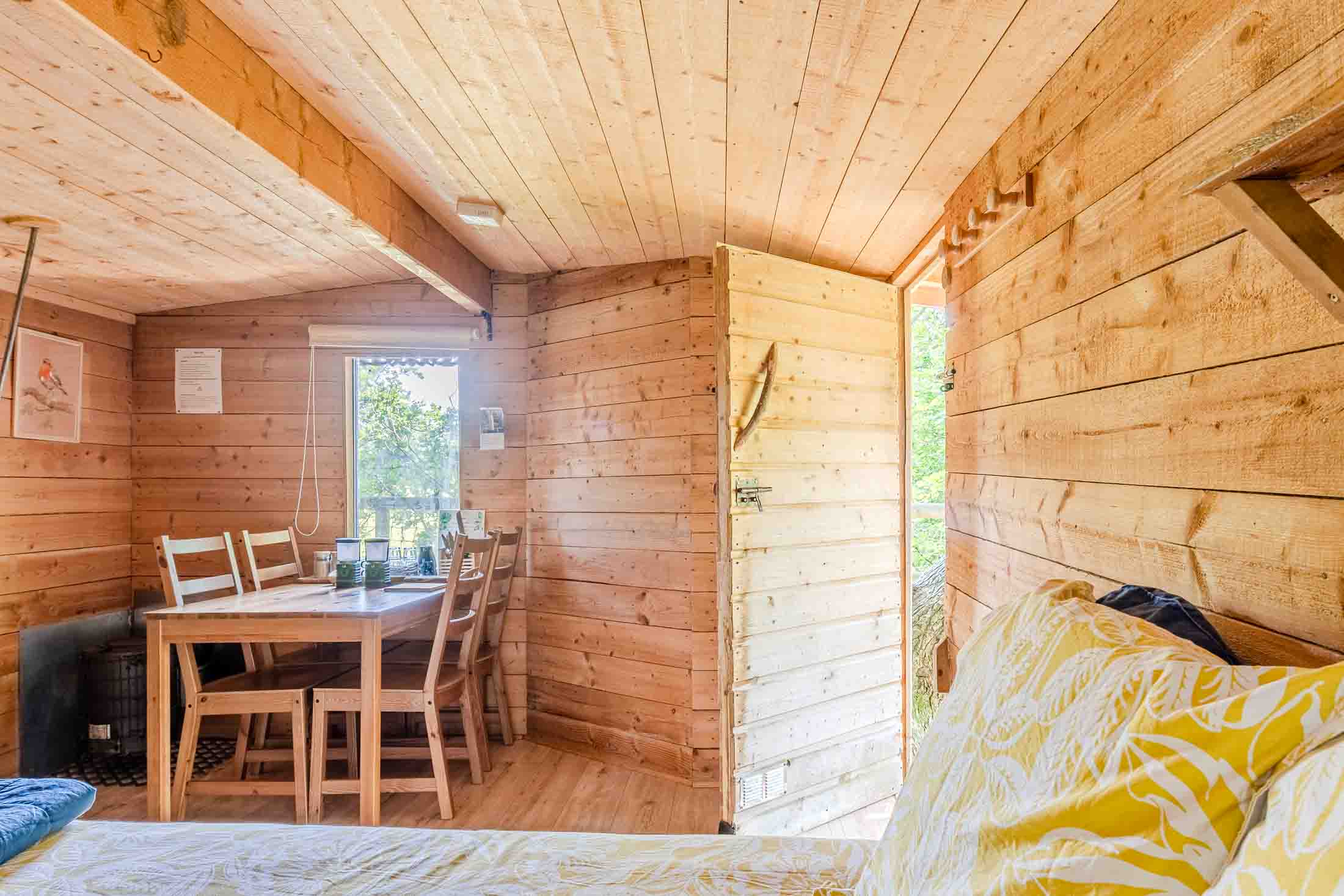 Cabane Rouge Gorge — Nuit perchée à 8m dans un chêne en Calvados à Valambray — cuisine