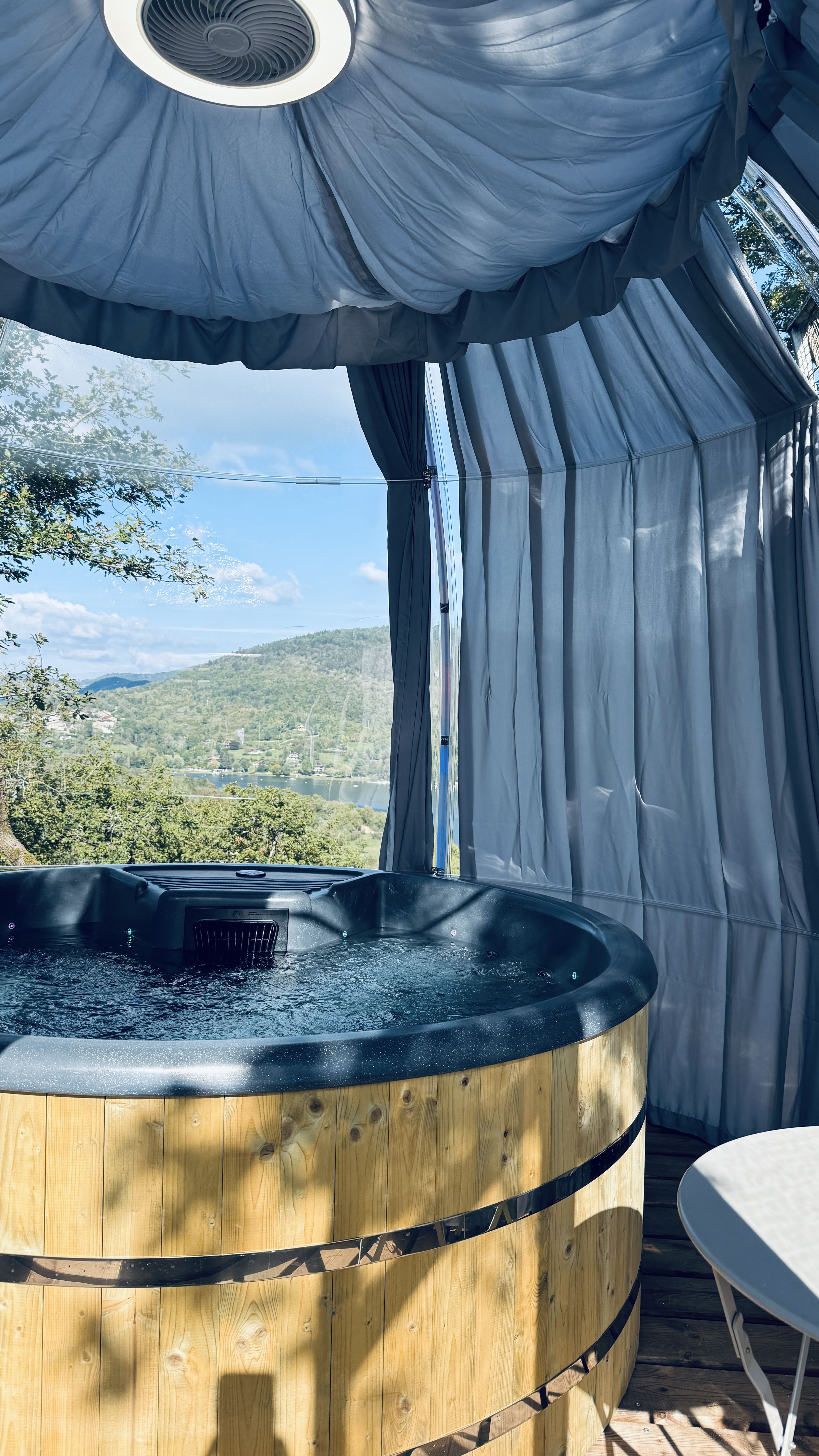 La Sapinière : une cabane sur pilotis au cœur des Alpes à Serrières-Sur-Ain — espace de vie