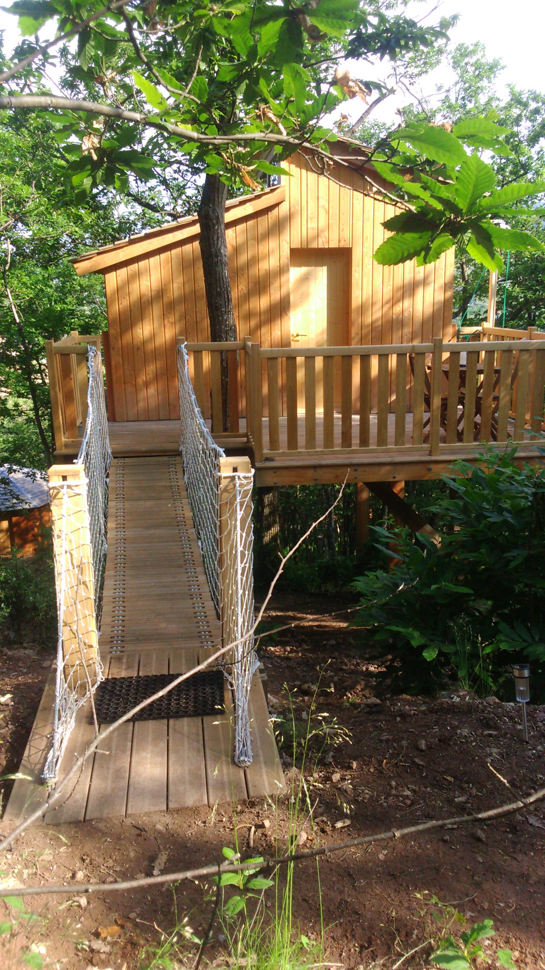 Clair de Lune : une cabane dans les arbres pour une nuit étoilée à Quincié En Beaujolais — vue depuis la terrasse