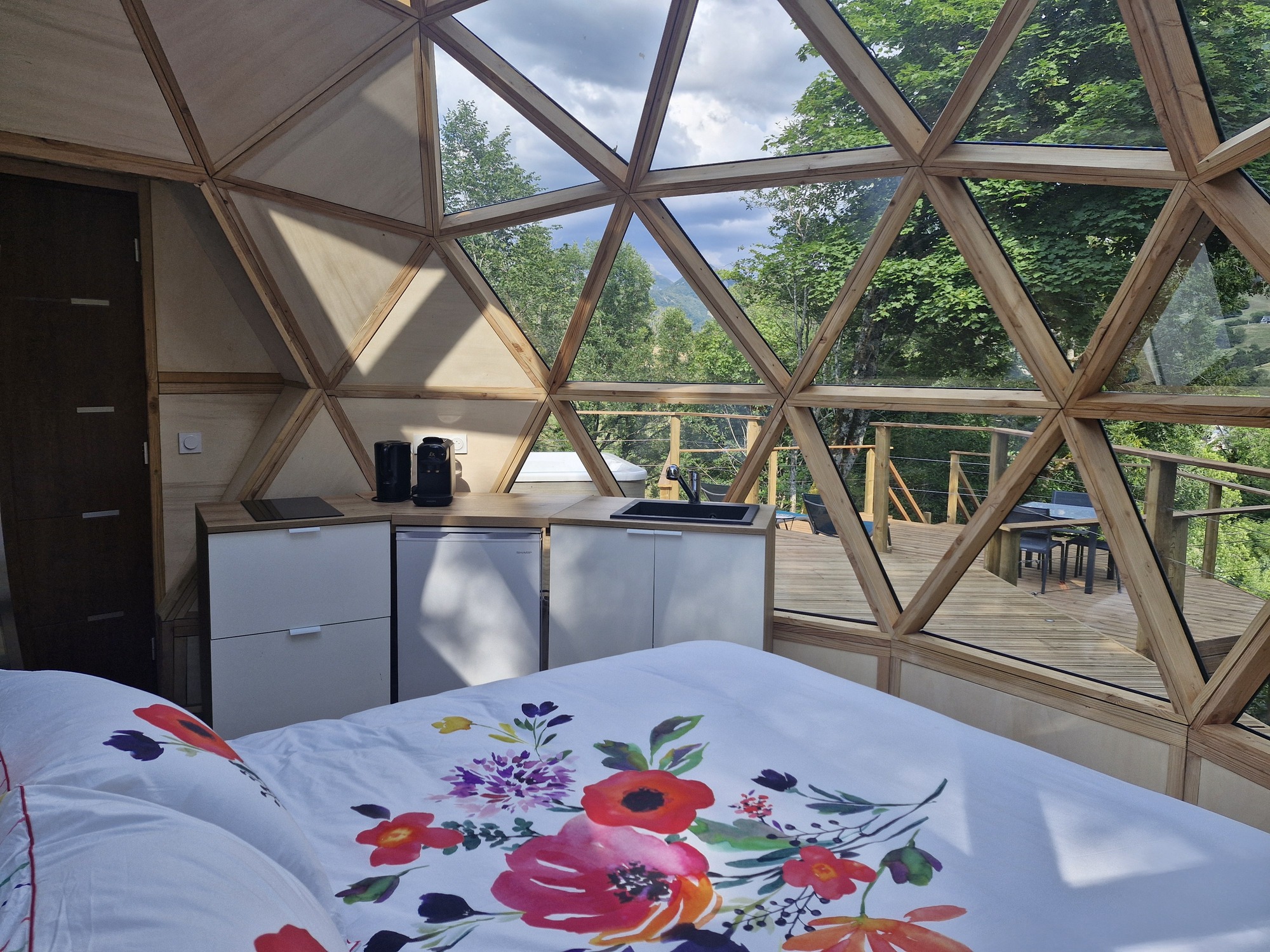Bulle de Printemps & Spa — Dôme avec jacuzzi à 950m d'altitude dans le Cantal à Aurillac — détail architectural