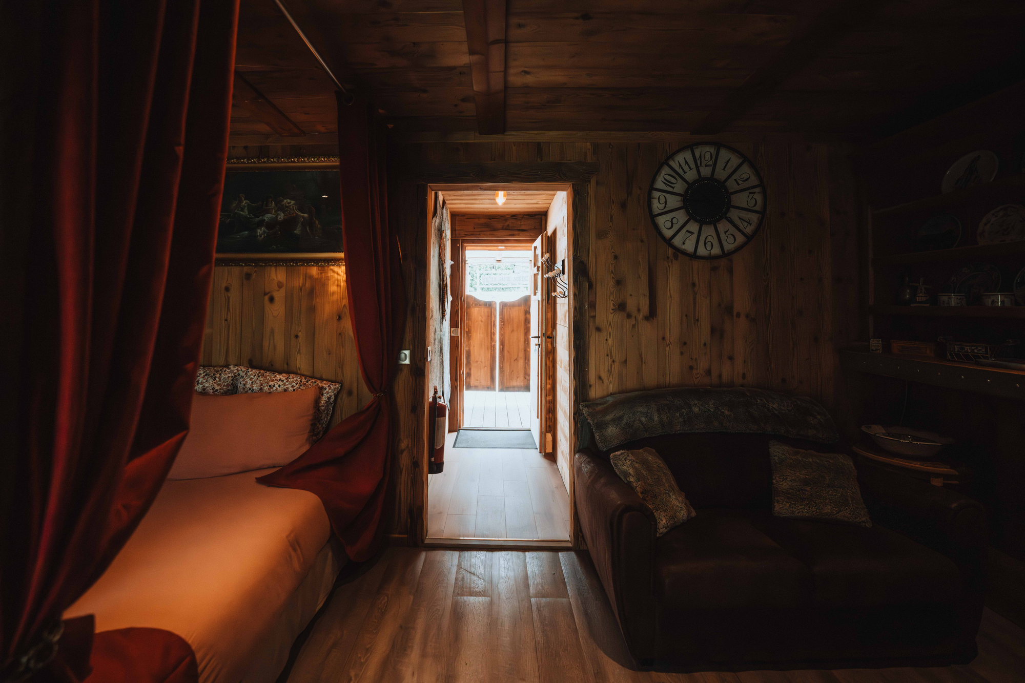 Cabane Le Saloon & Spa — Nuit insolite avec jacuzzi à Haute-Savoie à Le Biot — cuisine