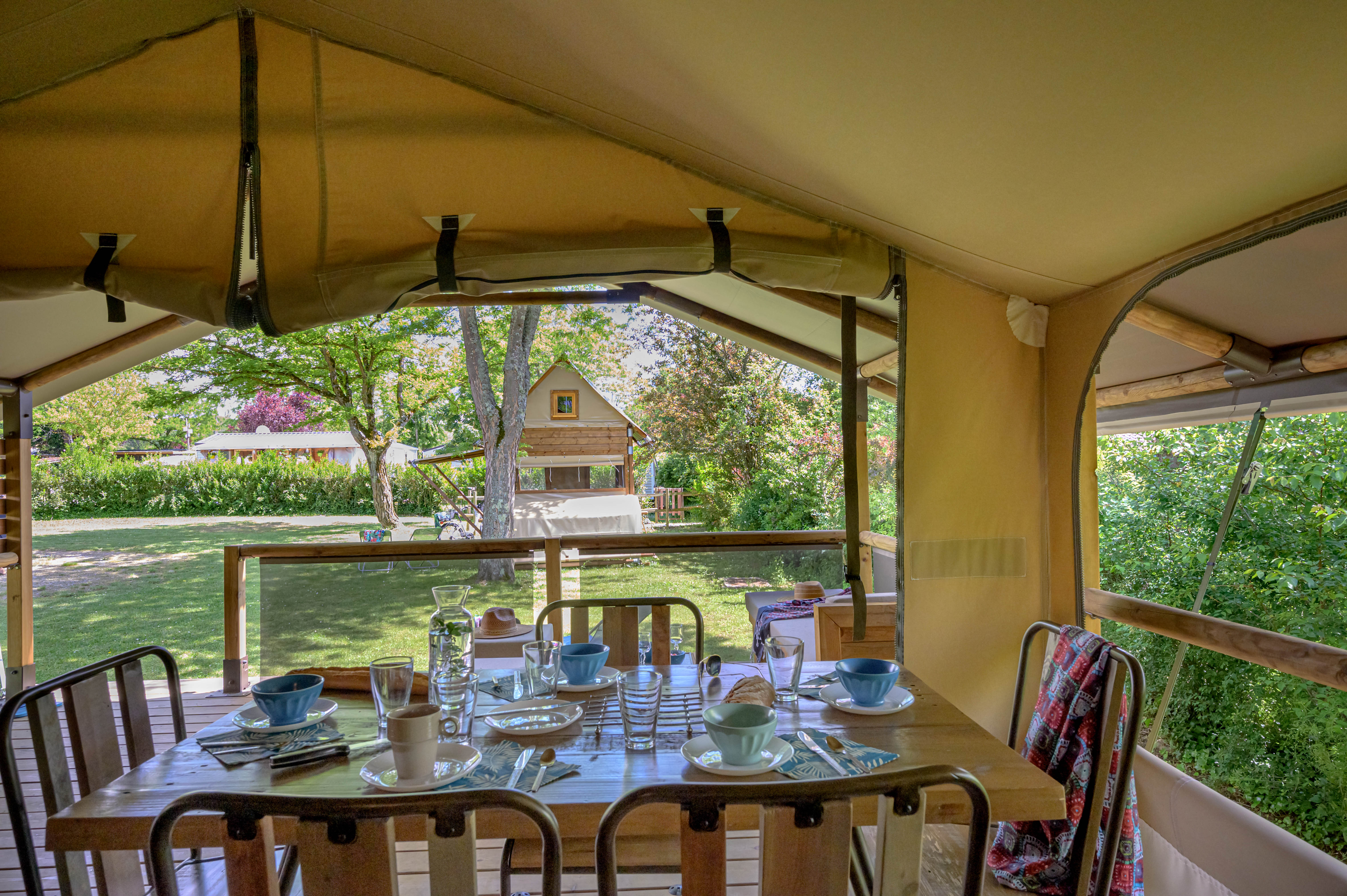 Lodge Kenya Vintage Confort — Tente lodge avec spa à Hauterives (Drôme) à Hauterives — espace de vie