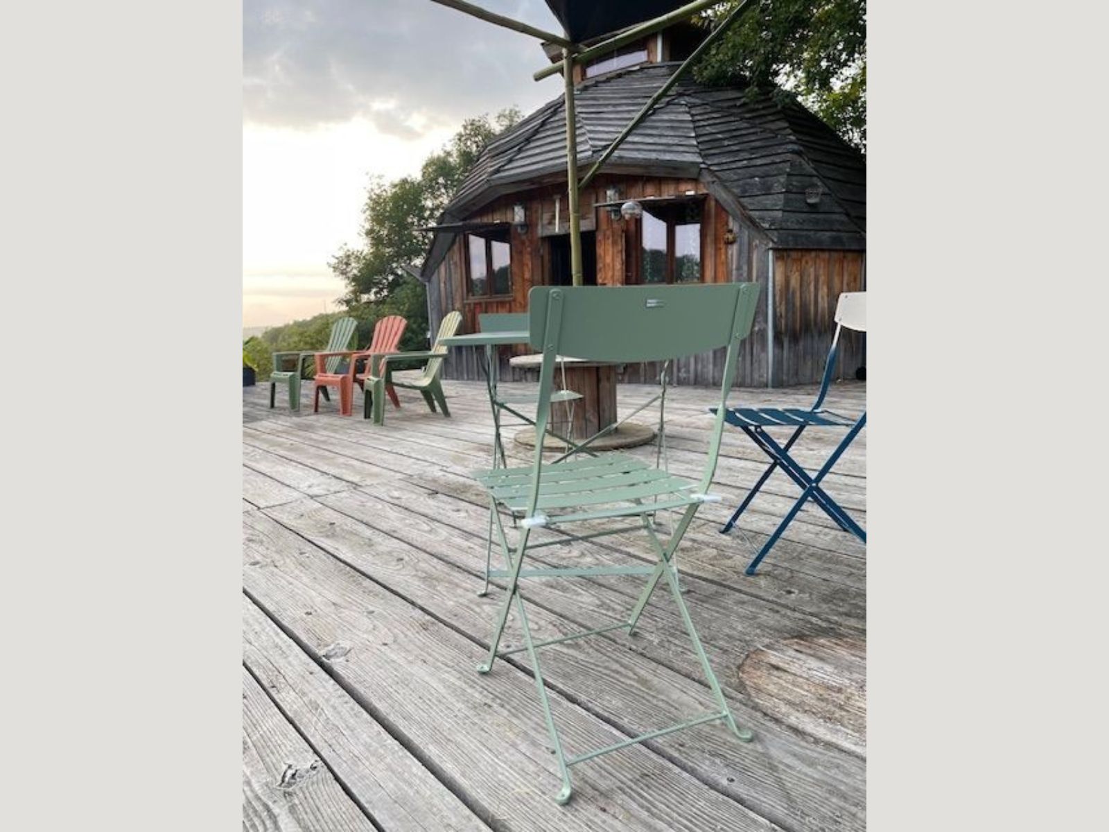 La cabane L'insolite Tanière — Séjour relaxant avec spa à Gers à Riguepeu — détail architectural