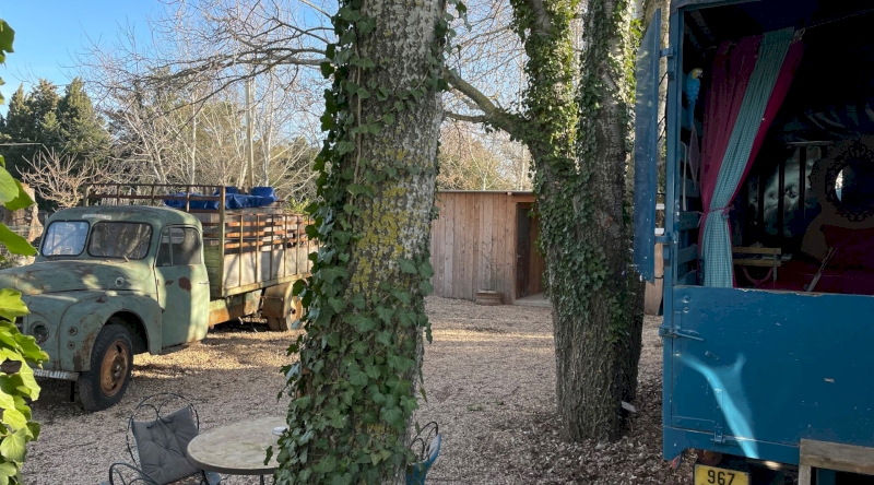 Le Truck-Lodge le UNIC OM : Une expérience inclassable en Provence à Saint-Andiol — détail architectural